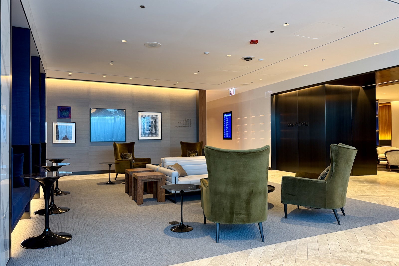 new united polaris lounge