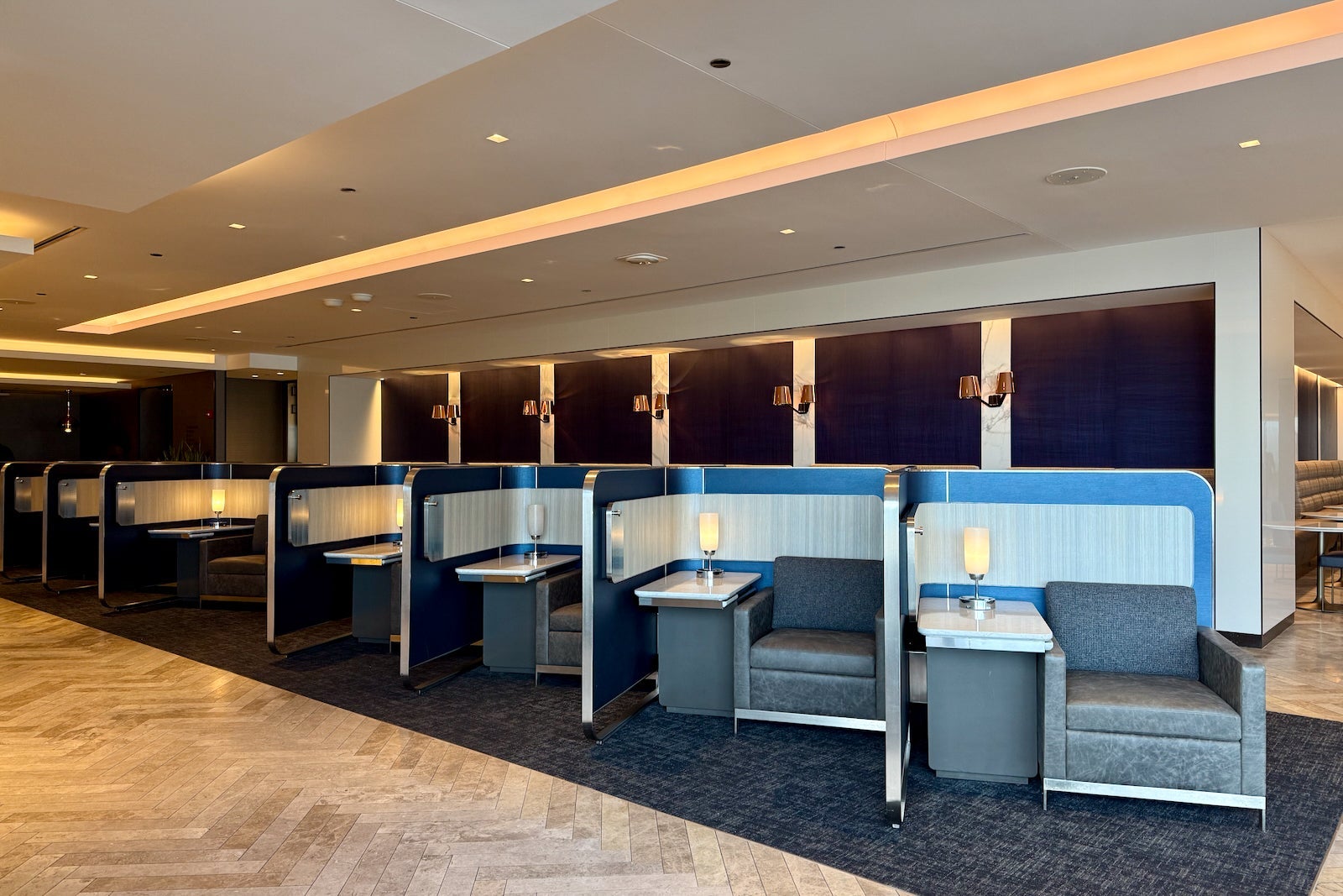new united polaris lounge