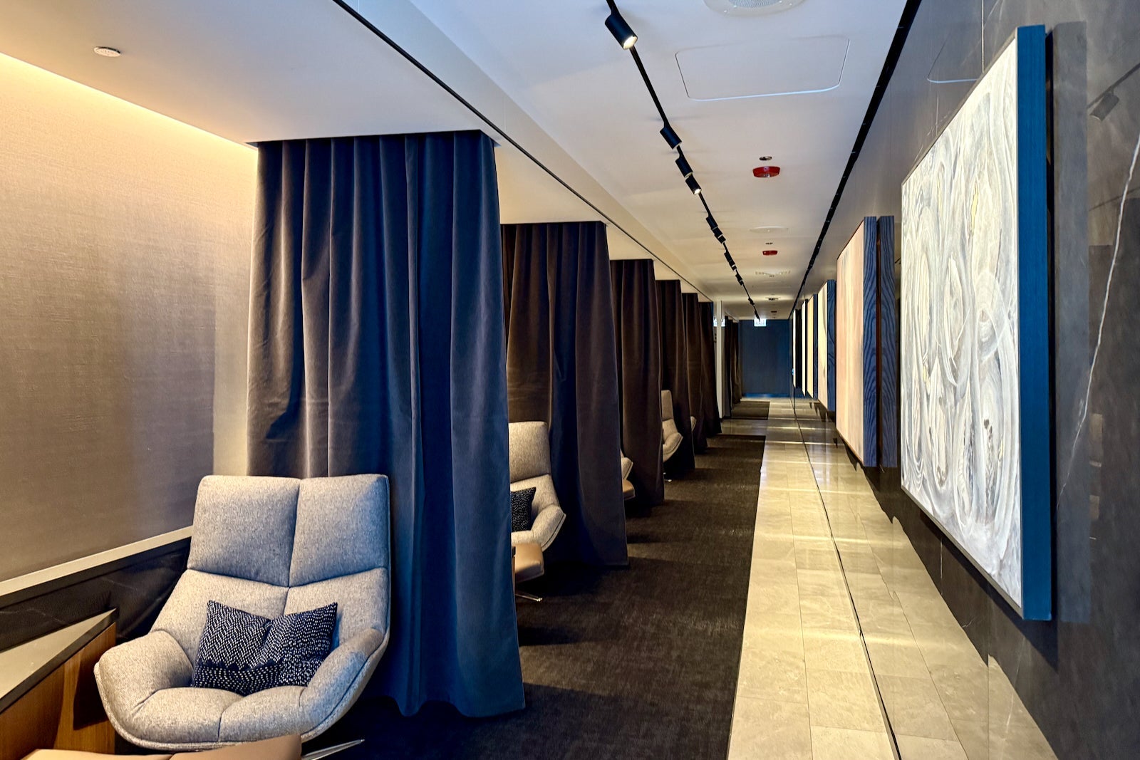 new united polaris lounge