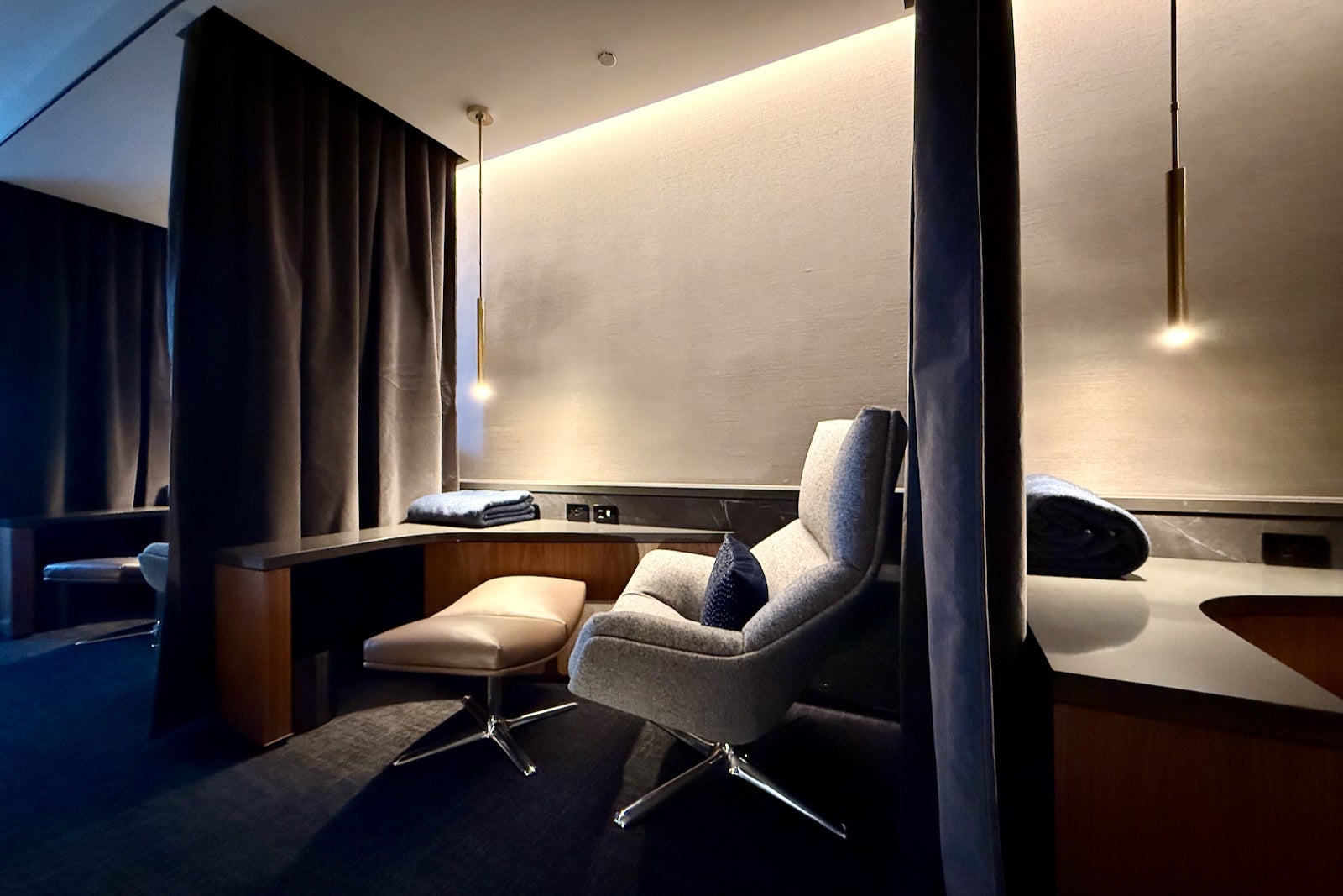 new united polaris lounge