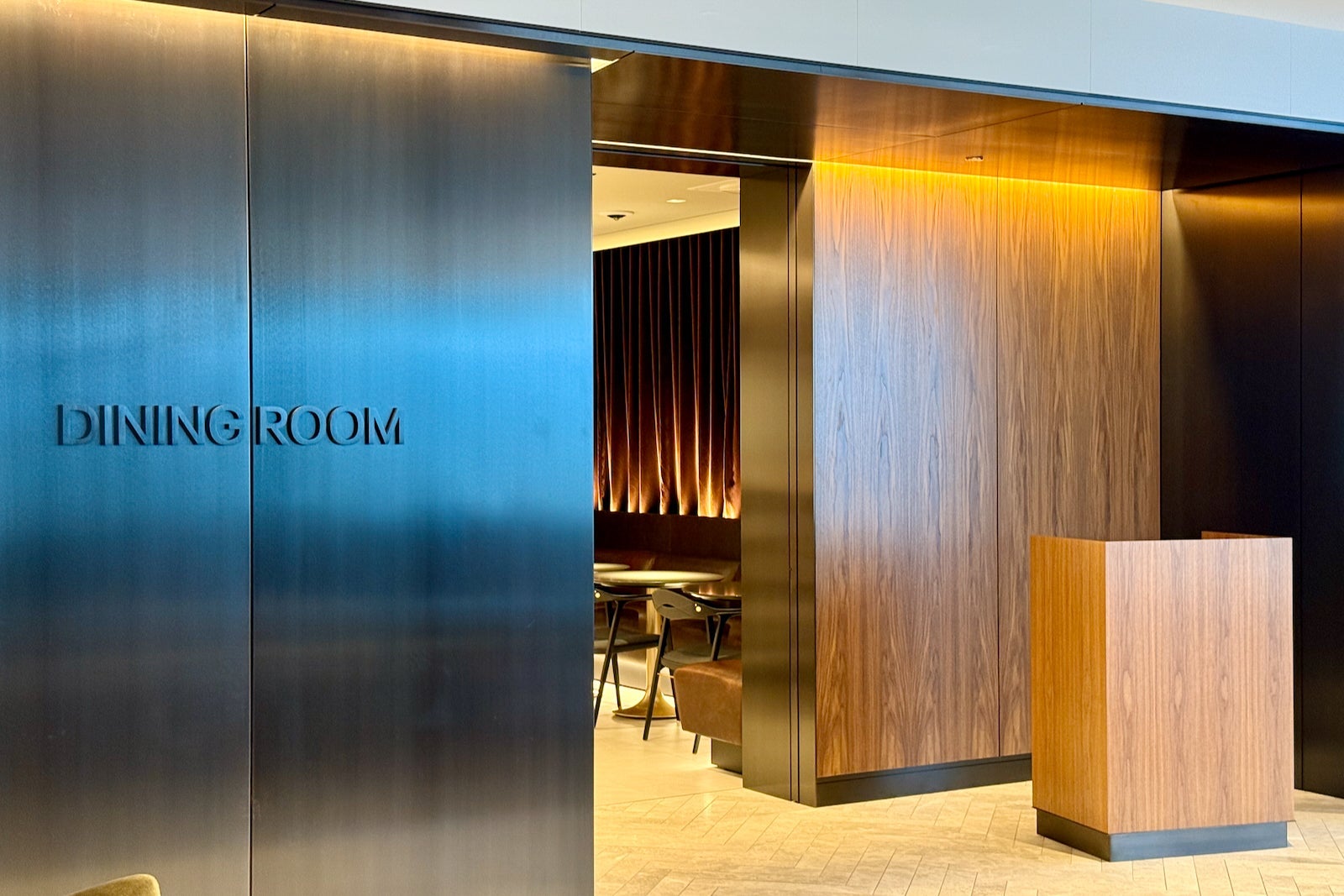 new united polaris lounge dining room