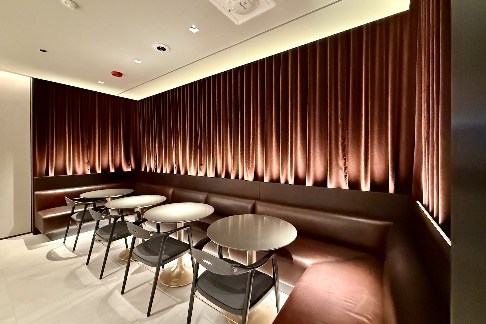 new united polaris lounge dining room