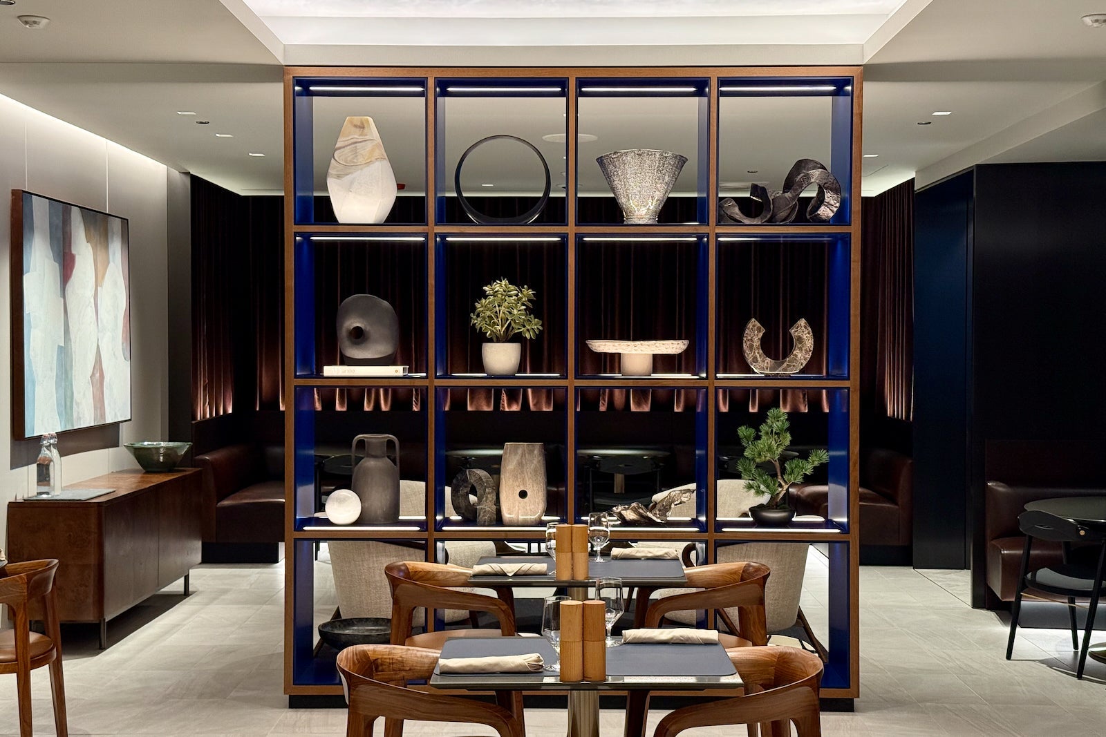 new united polaris lounge bar