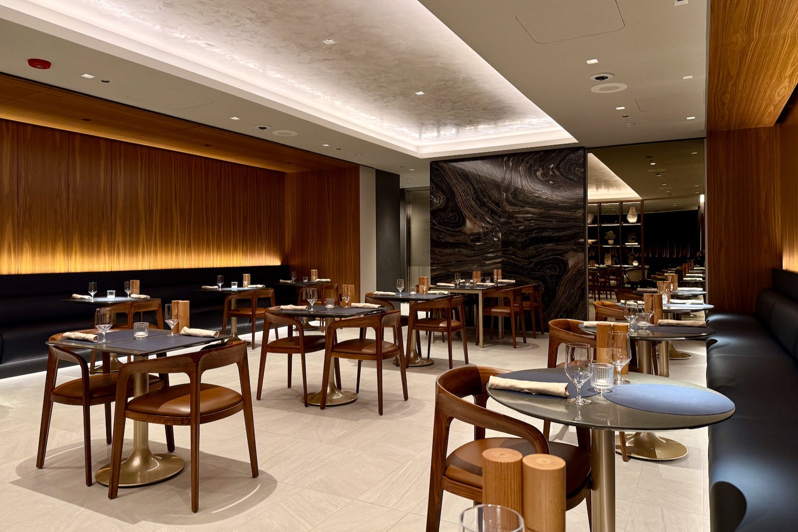 new united polaris lounge bar