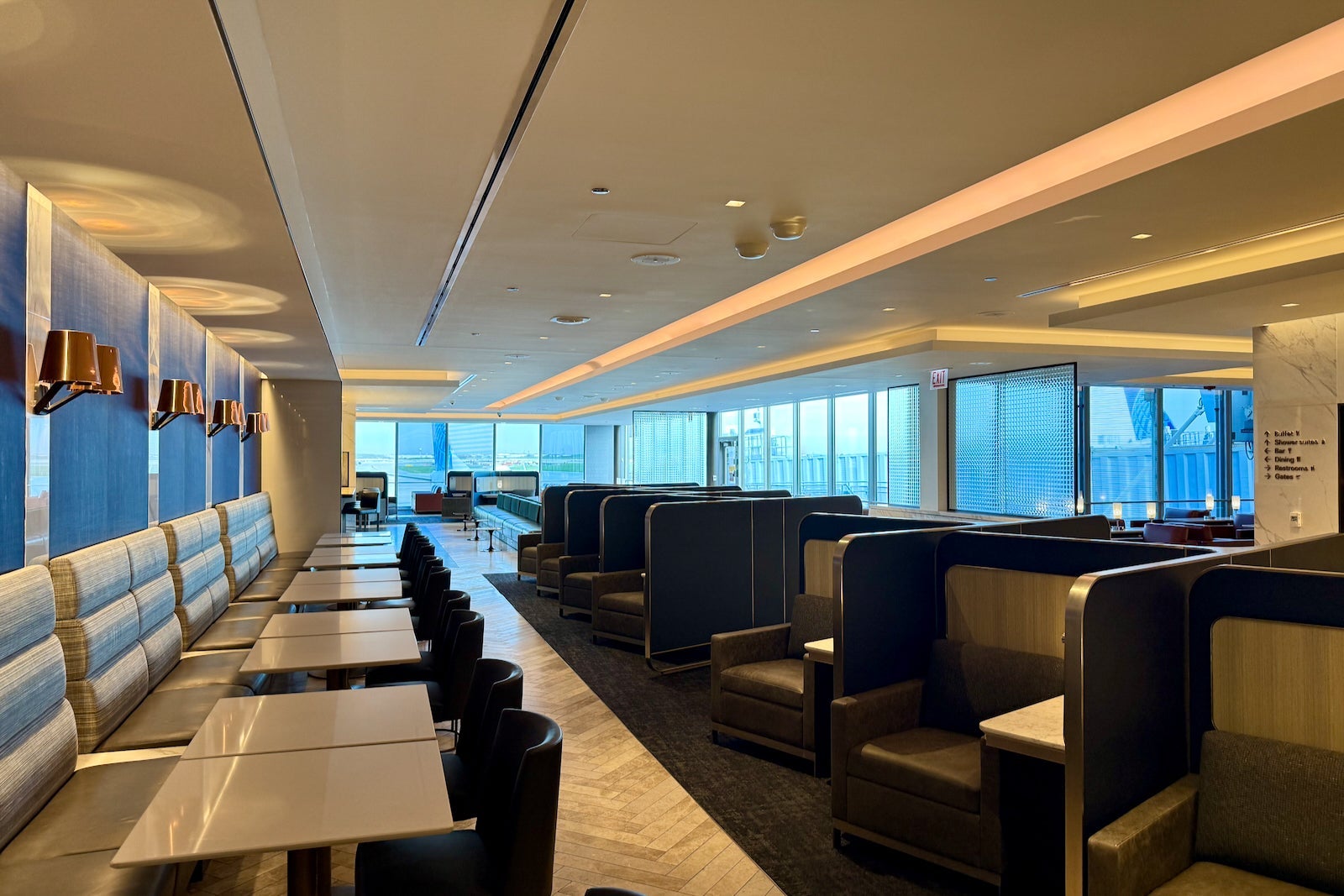 new united polaris lounge