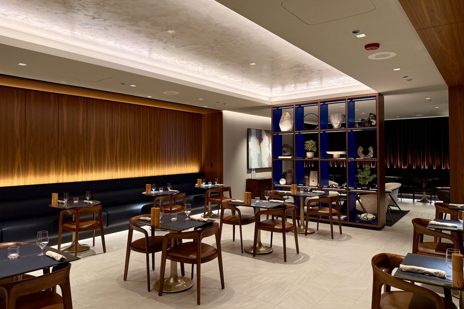 new united polaris lounge dining room