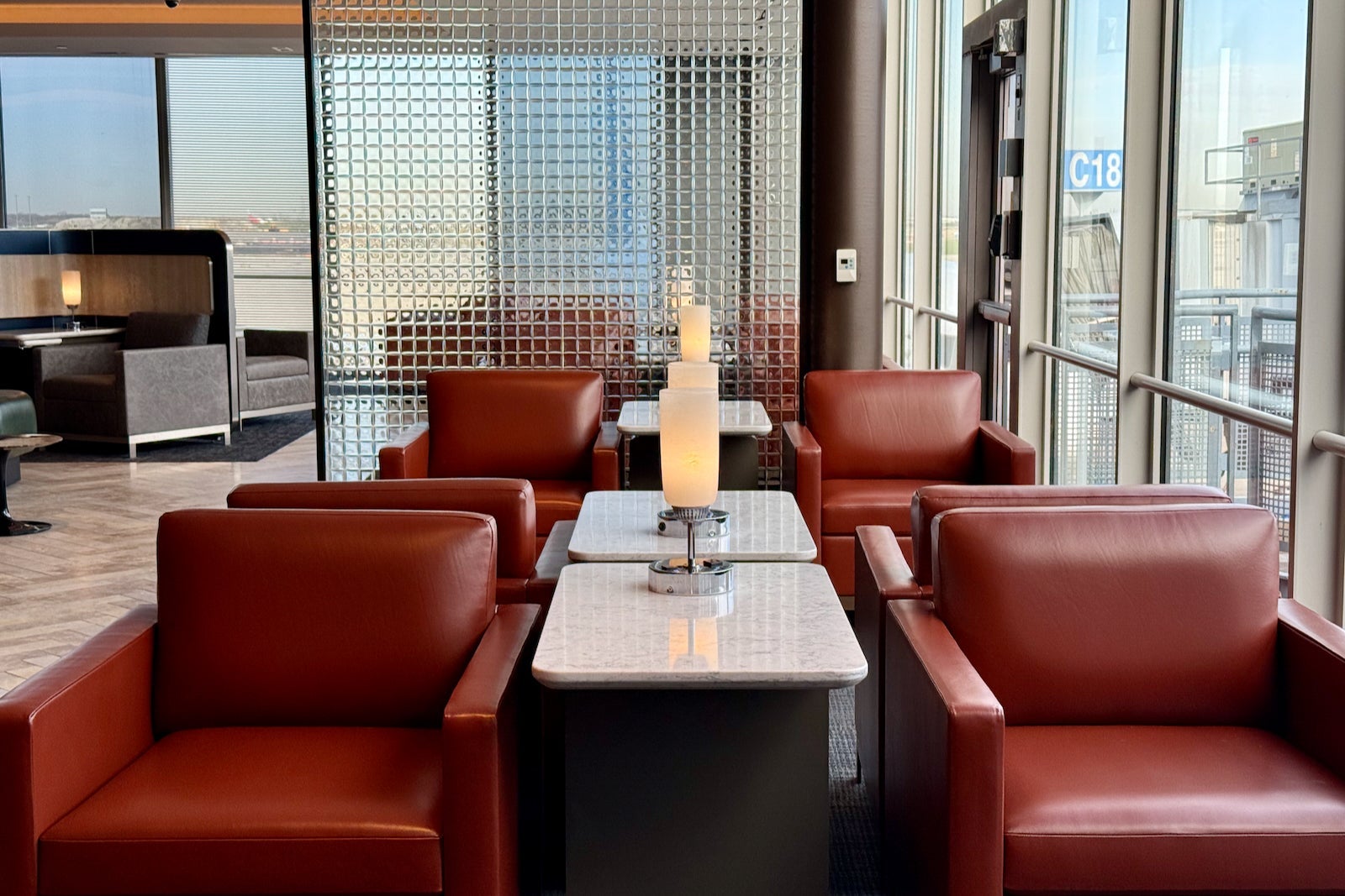 new united polaris lounge