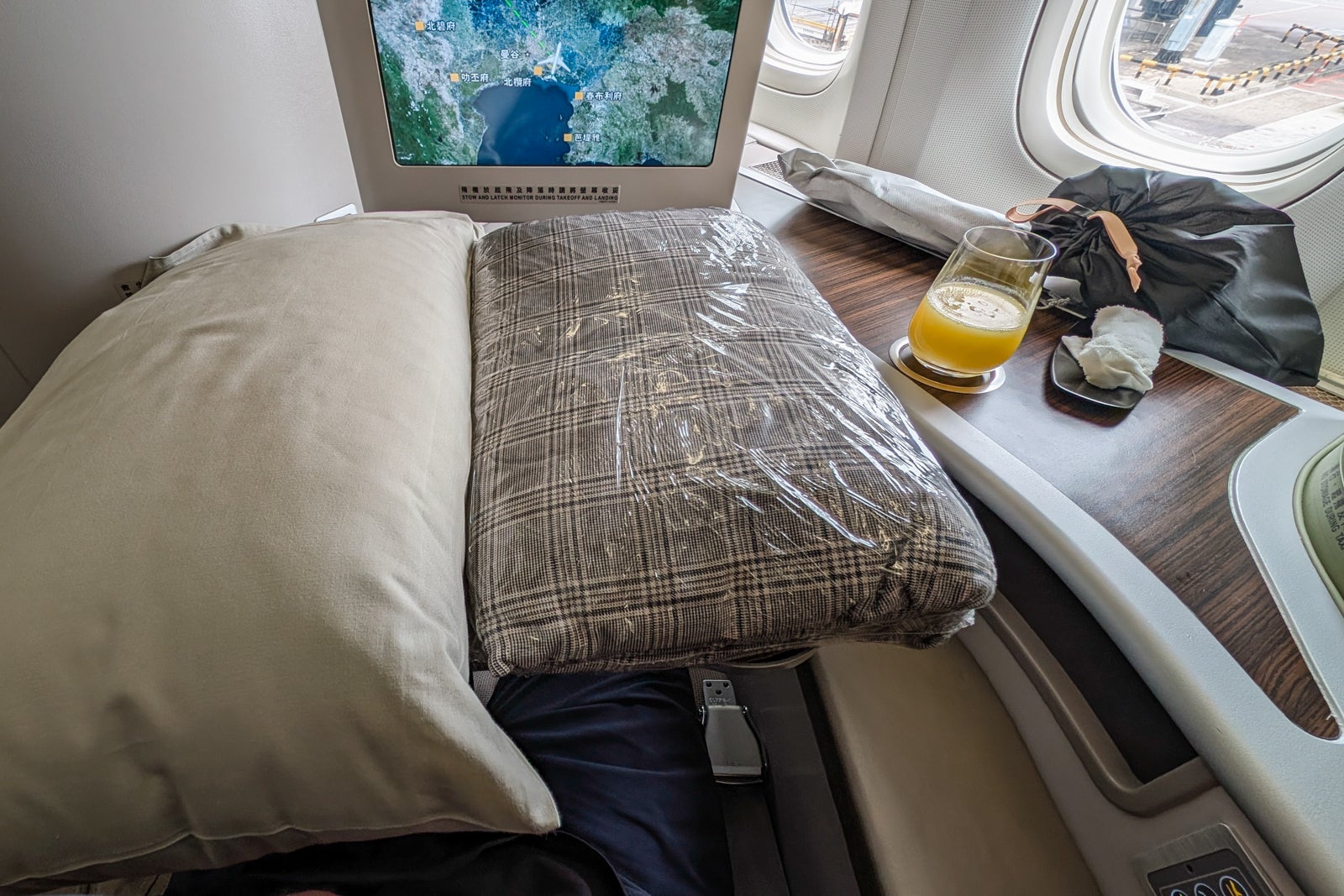 EVA Air 777 business class amenities