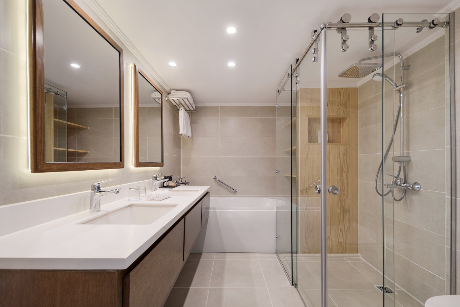 A suite bathroom on AmaLilia