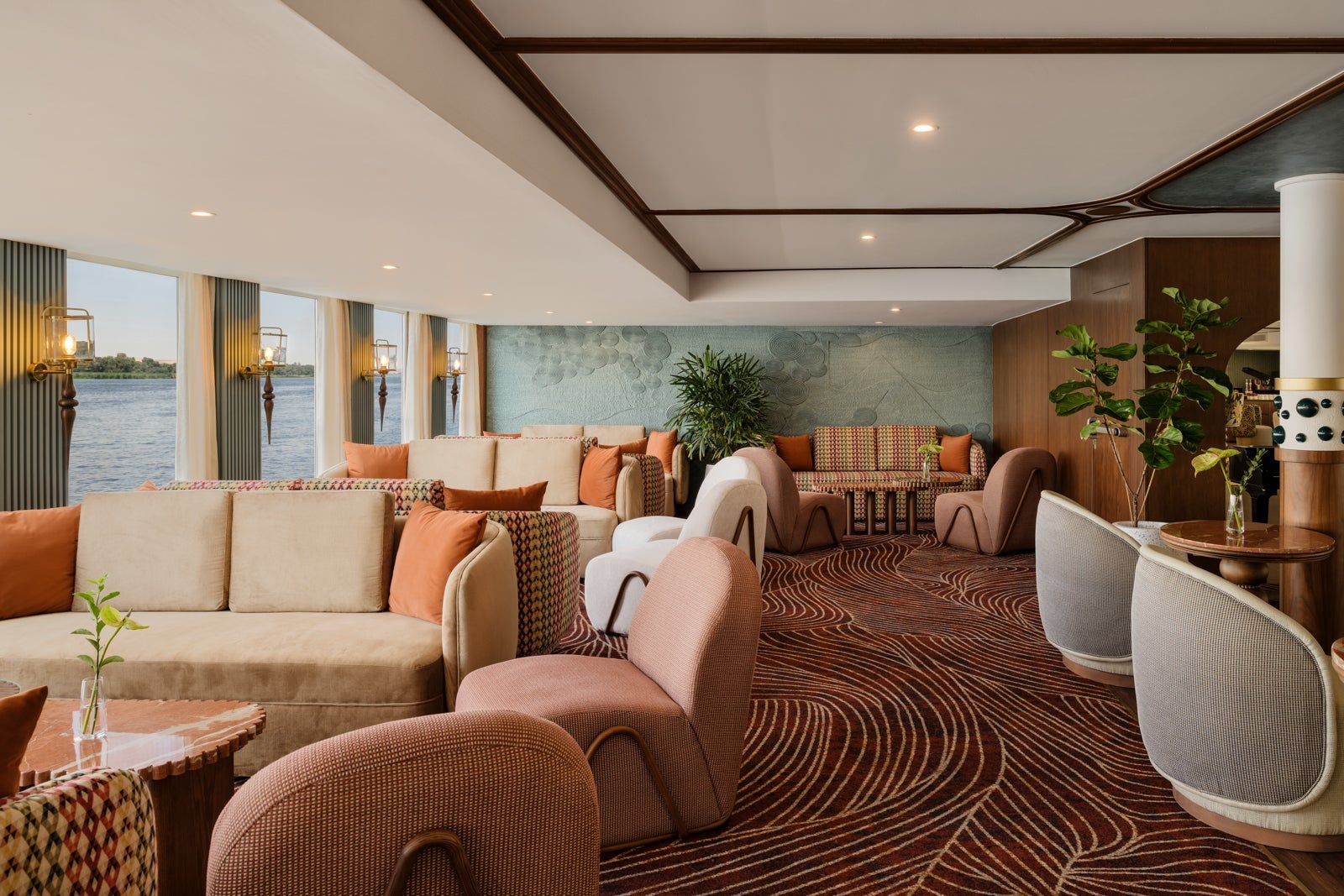The main lounge on AmaLilia