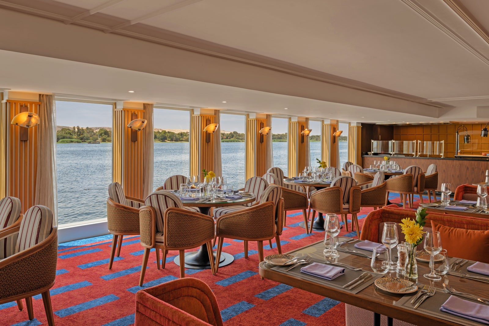 The dining room on AmaLilia
