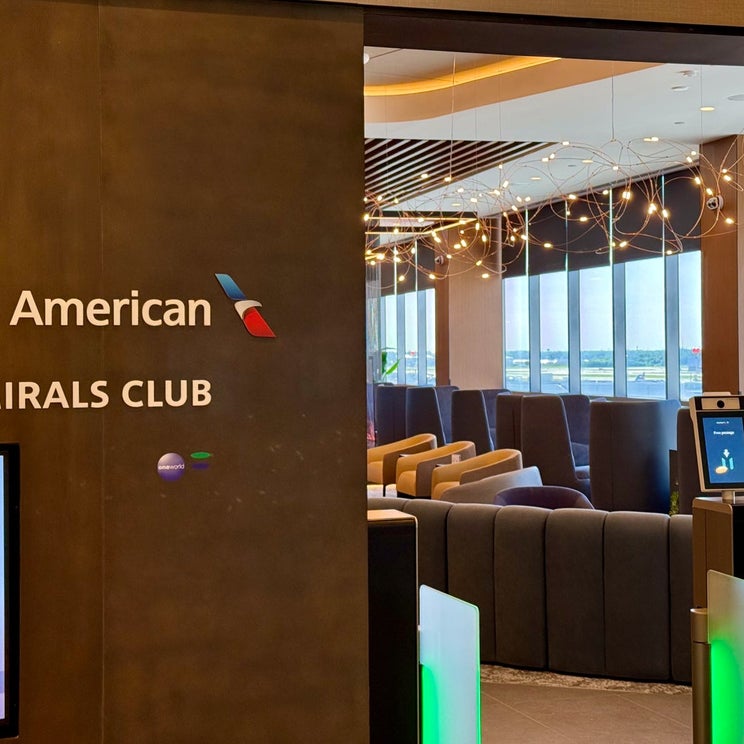 Way more than cheese cubes: American upgrades its lounge food with better (hot) meals