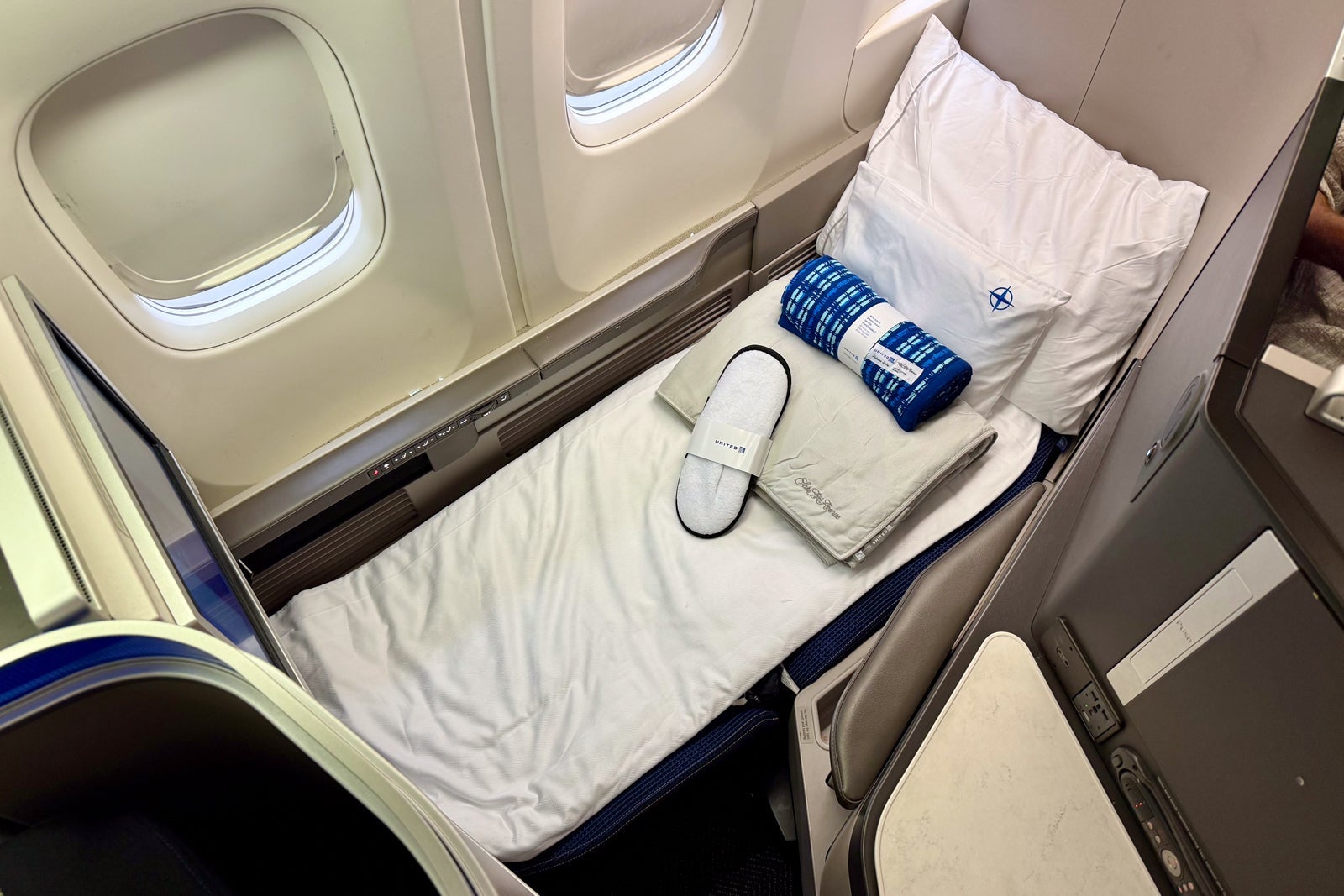 United Club Card vs. Chase Sapphire Reserve: Card showdown business cabin