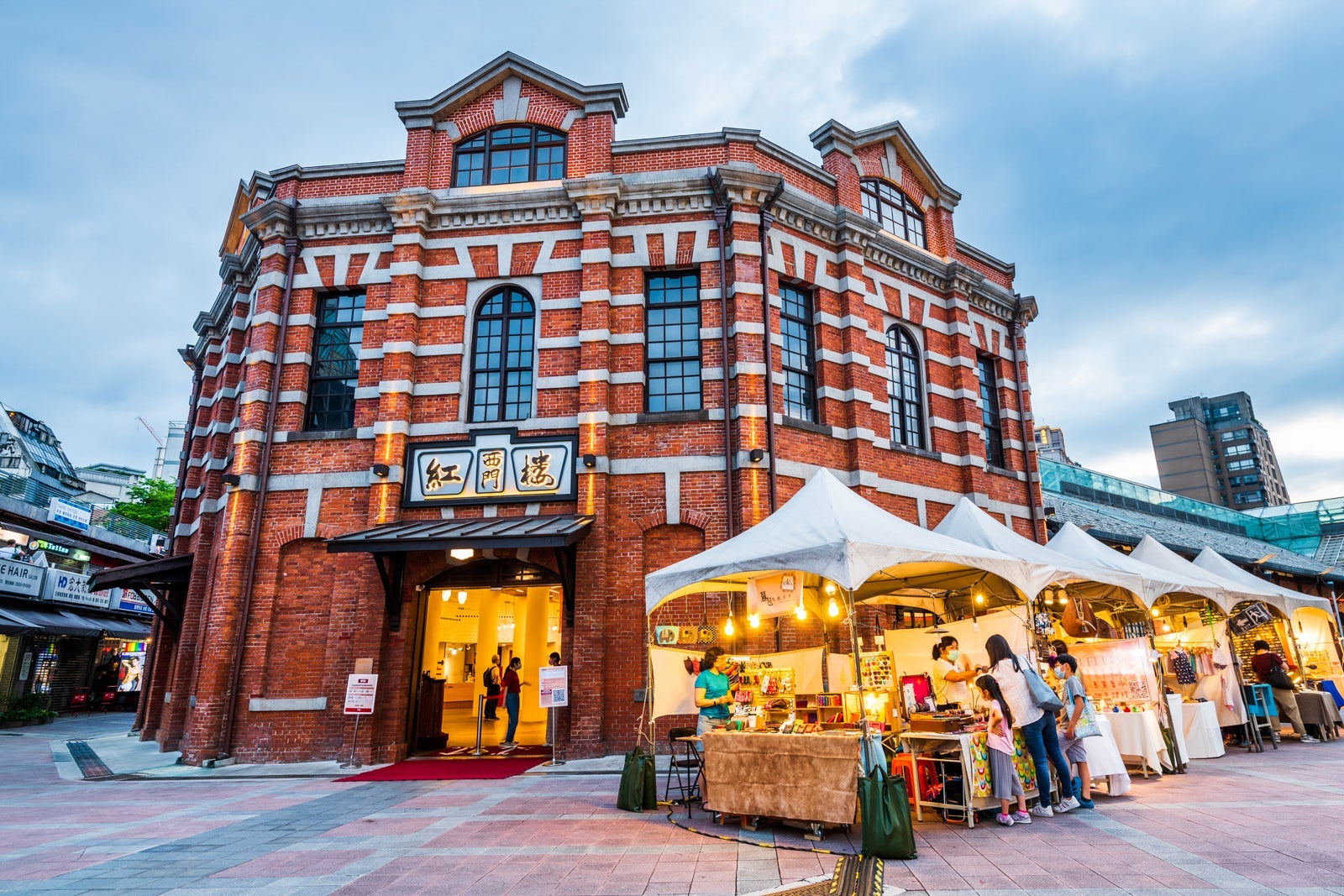 the bazaar in front of Red House Theater, Ximending