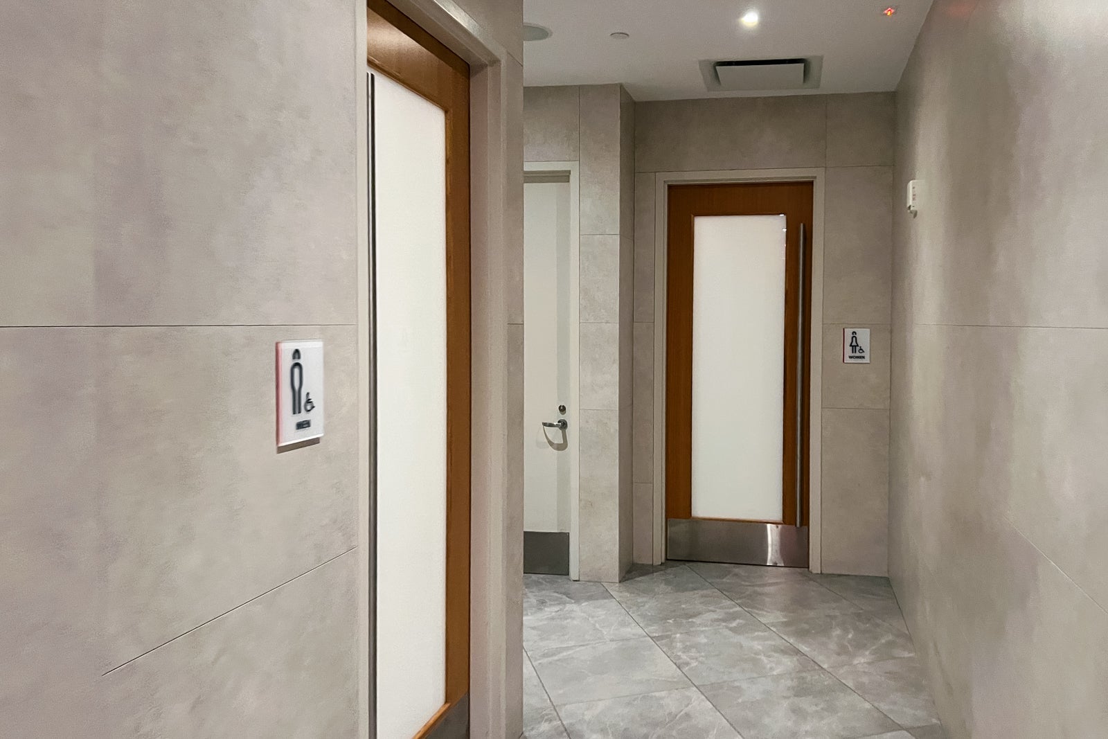 admirals club laguardia