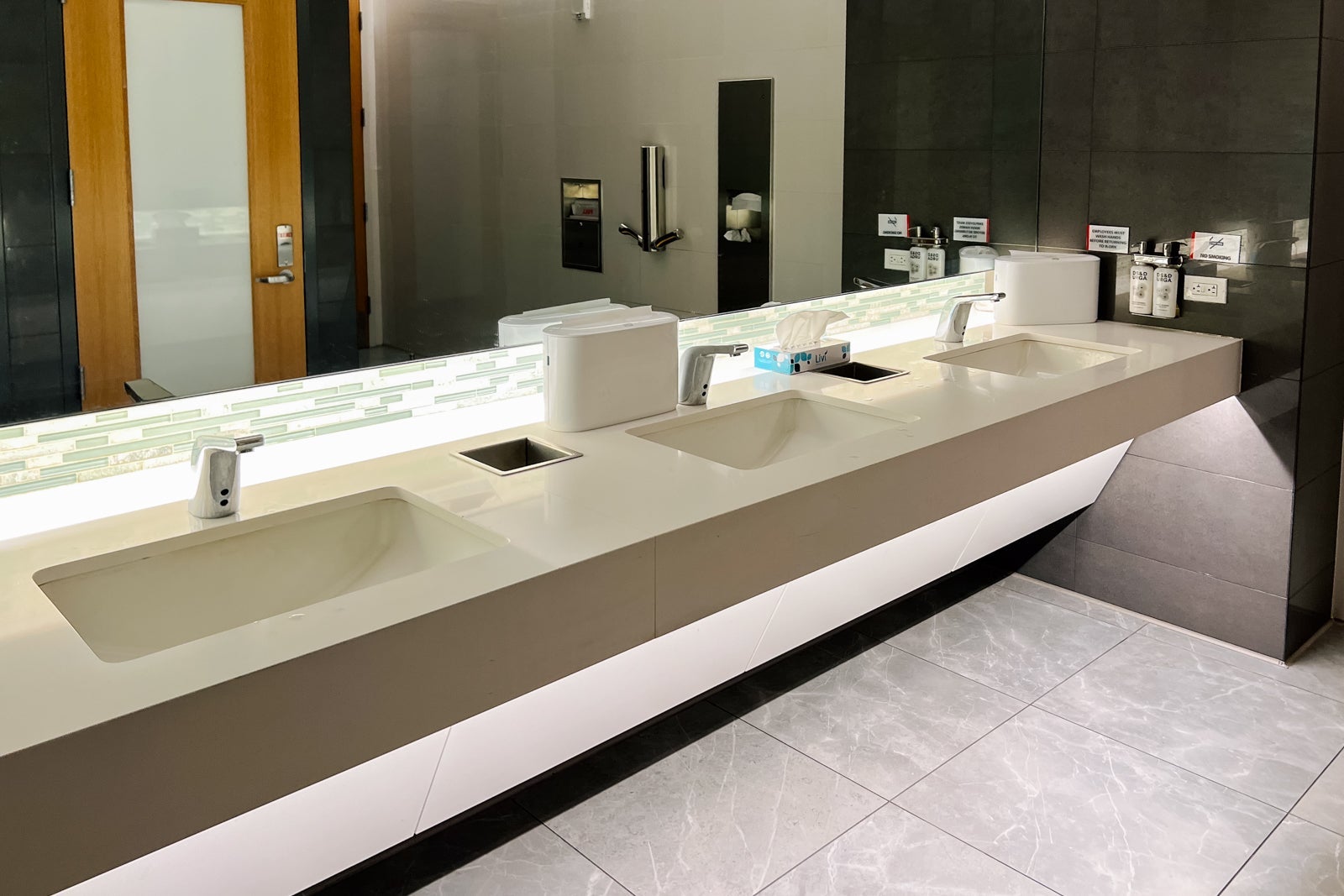 admirals club laguardia