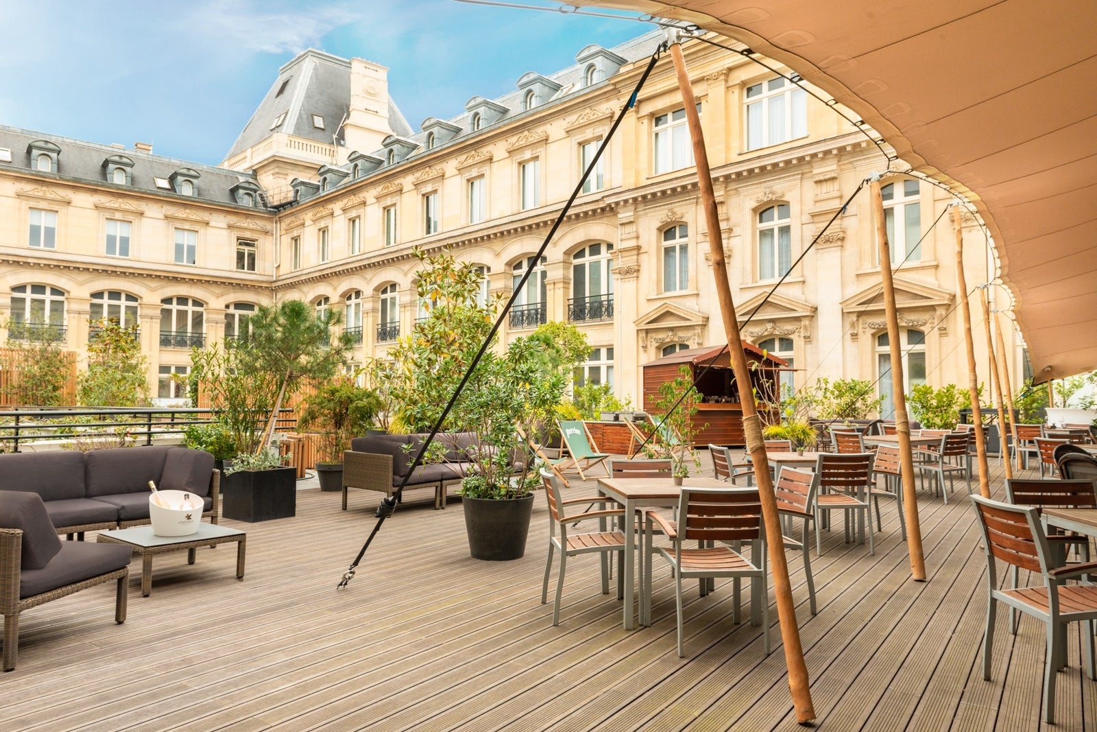 Dining in a courtyard at the Crowne Plaza Paris - Republique