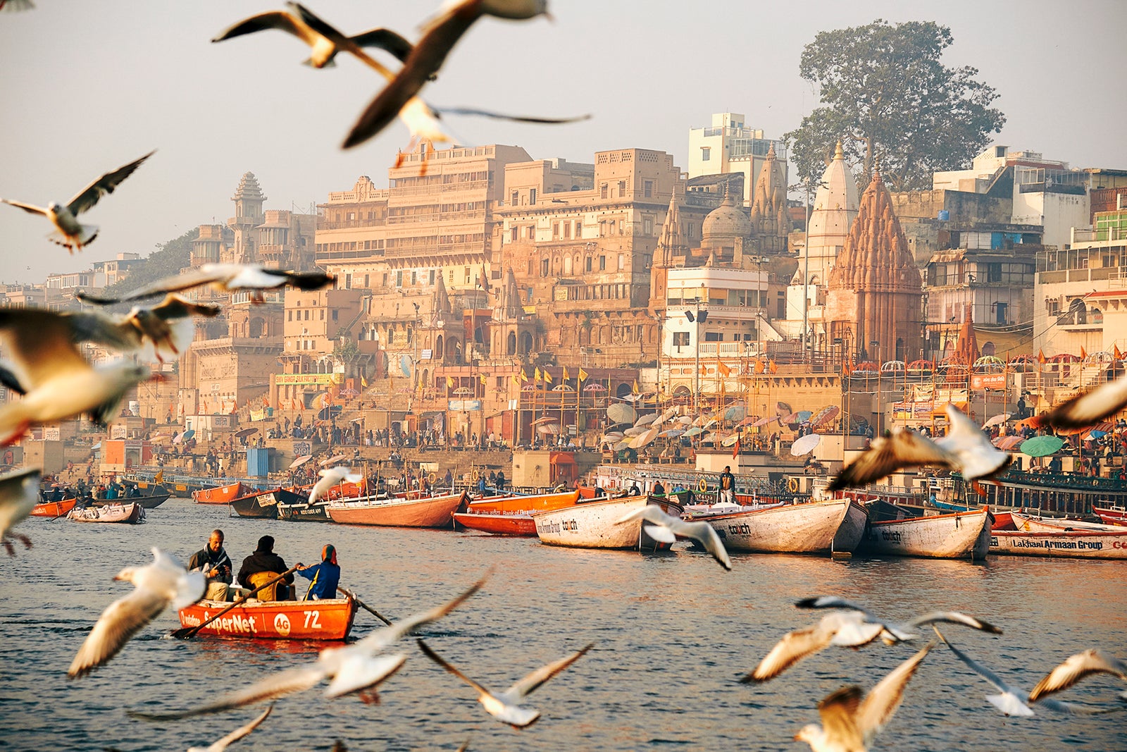 Take a cruise along the Ganges along one of the most welfare rivers in Hinduism and enjoy the scenery of the Old Town of Varanasi in the morning.