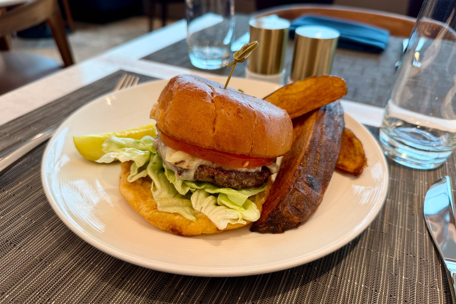 newark polaris lounge food