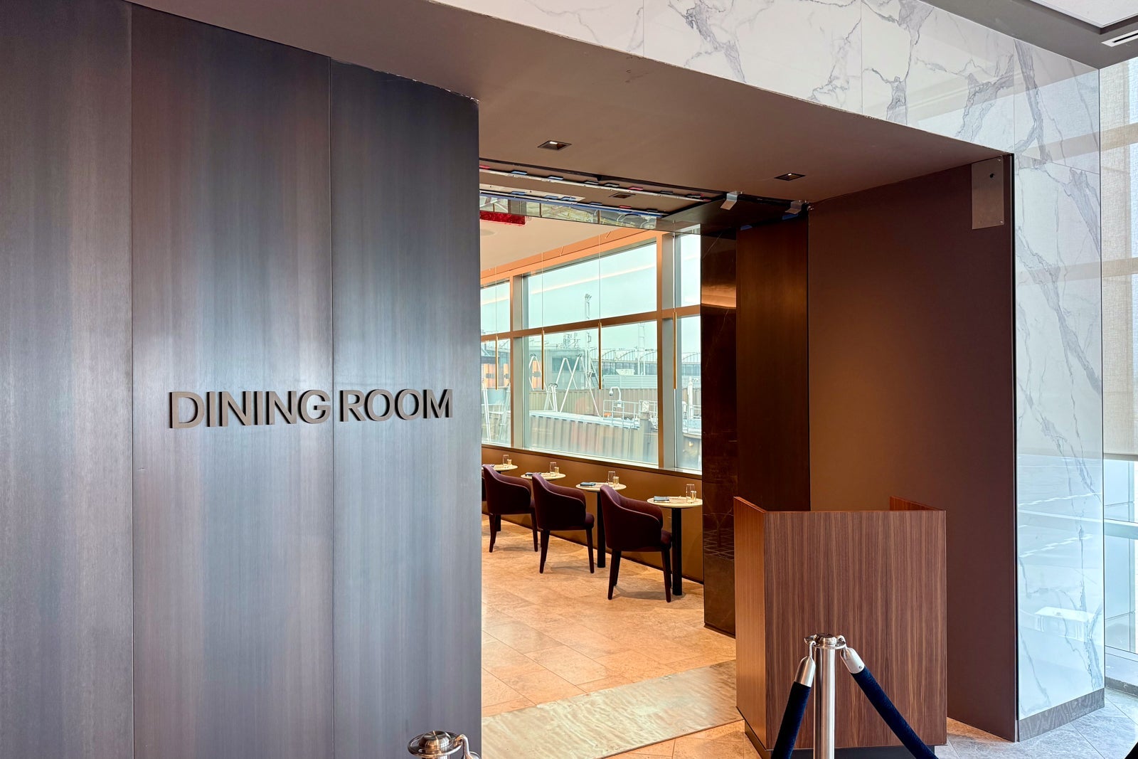 newark polaris lounge