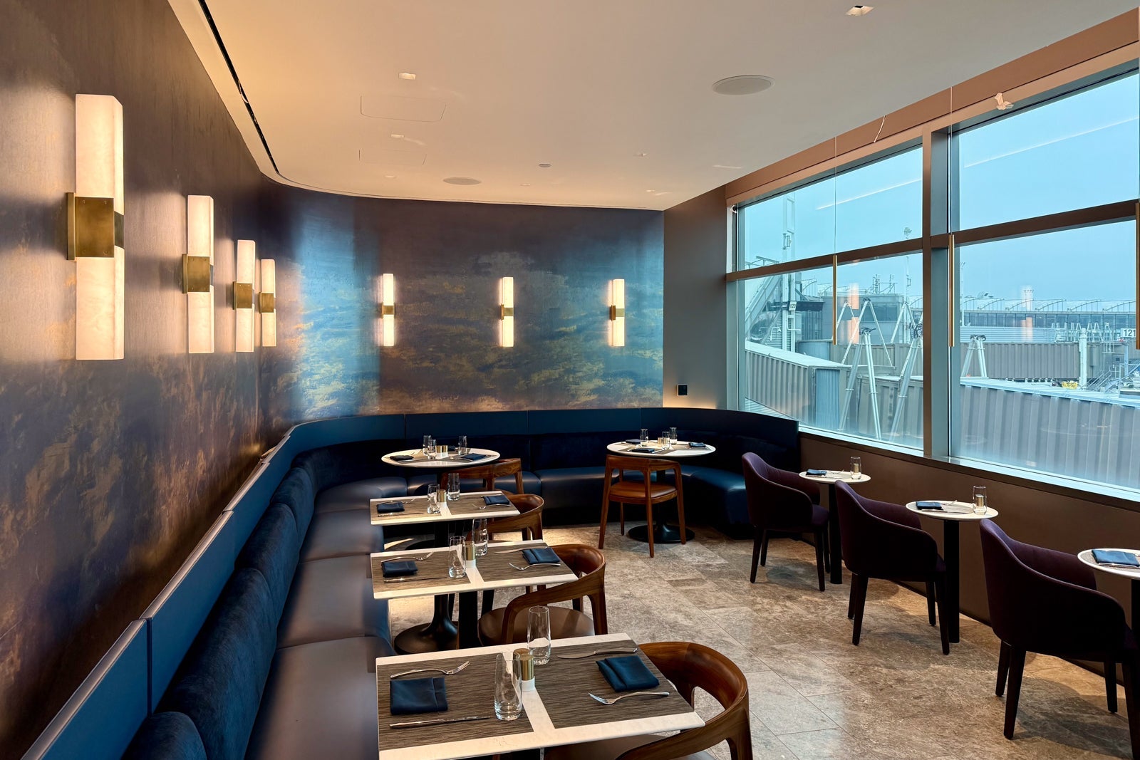 newark polaris lounge