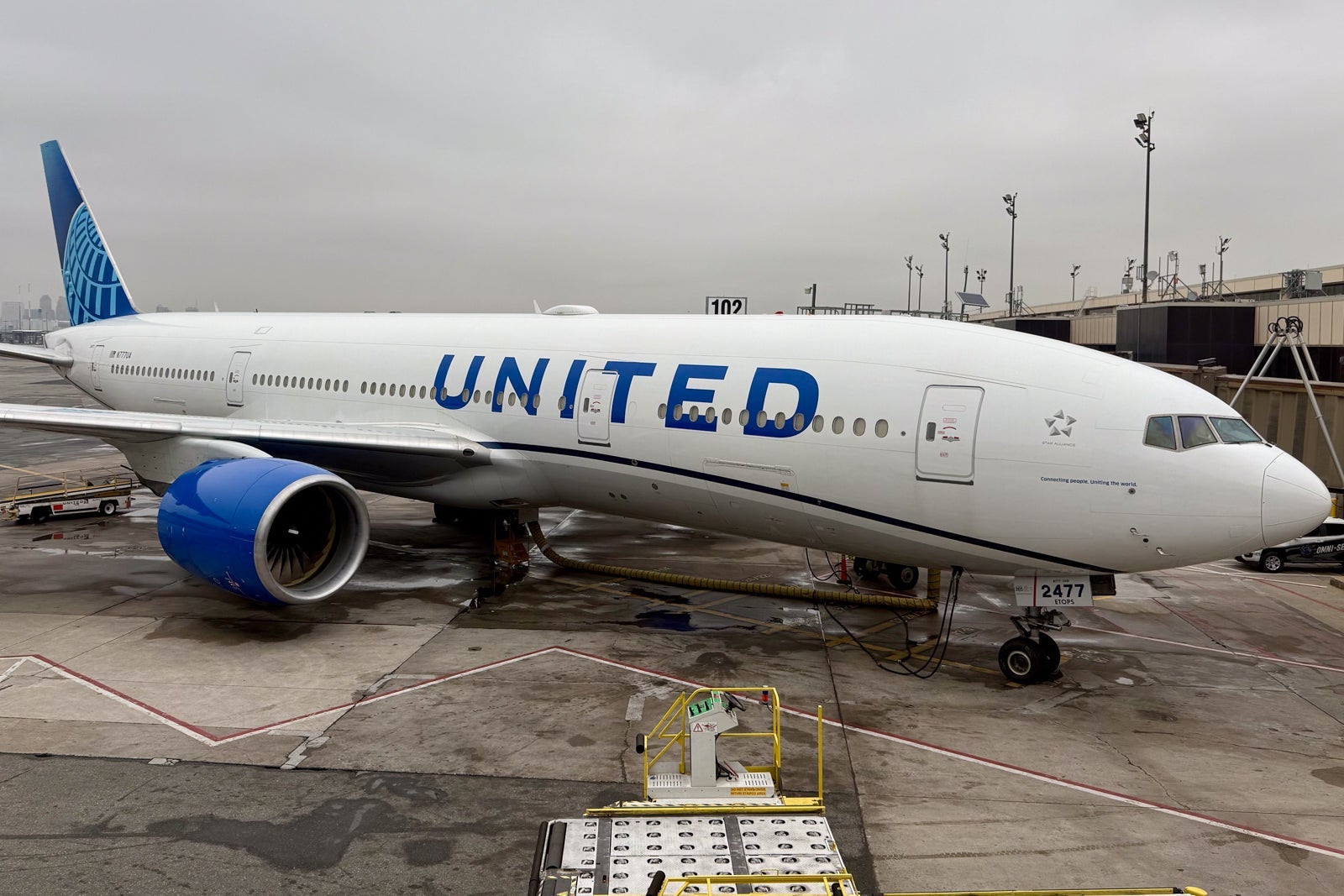 United 777 at EWR airport