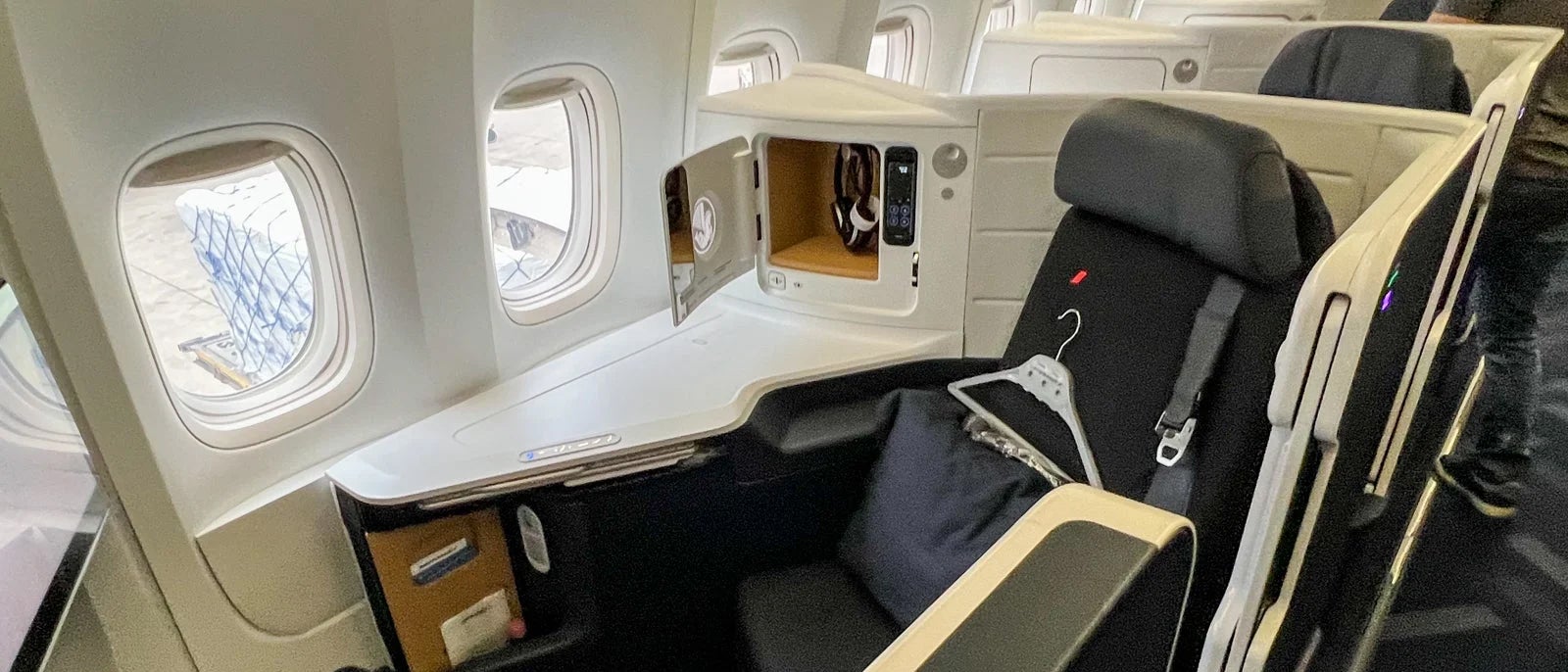 Airplane seat