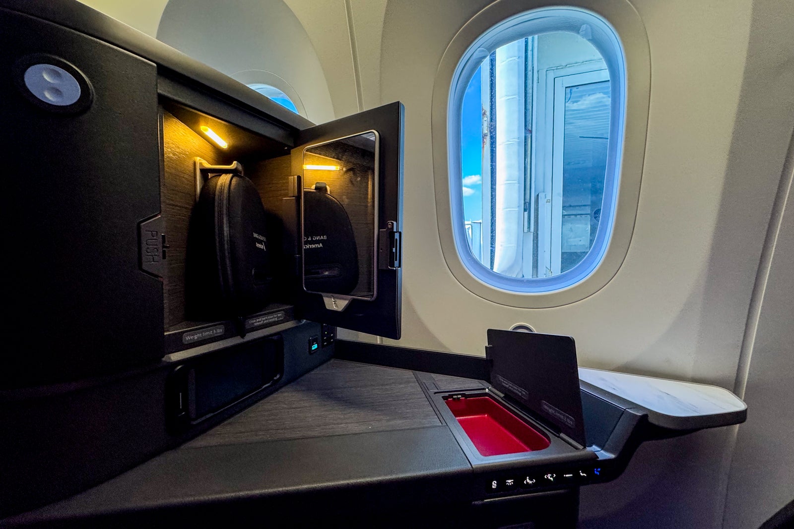 AA flagship cabin