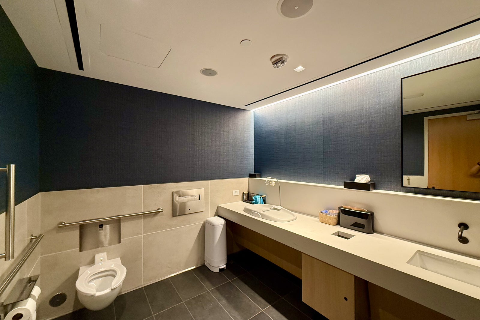 United Club Denver B West 10