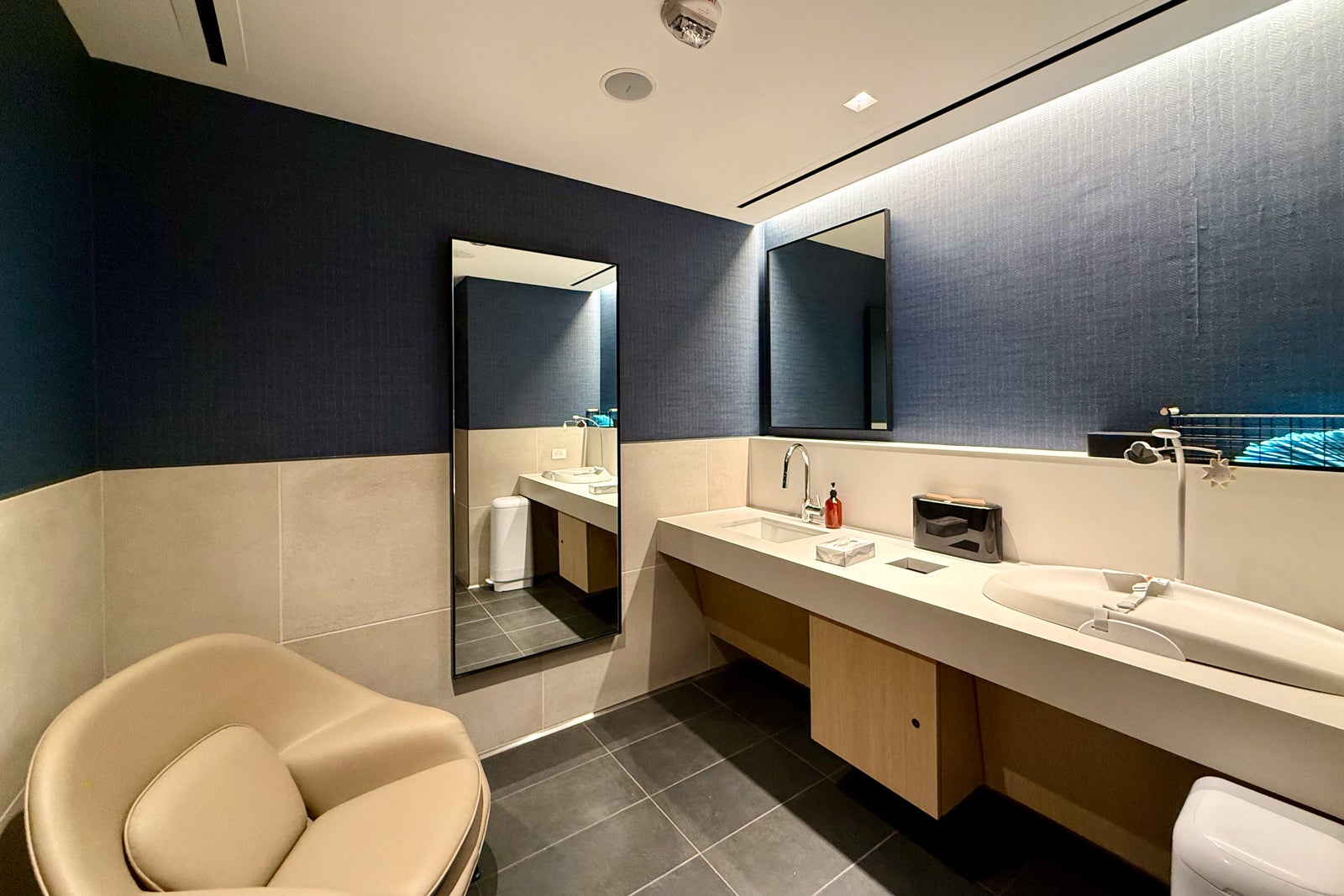 United Club Denver B West 11