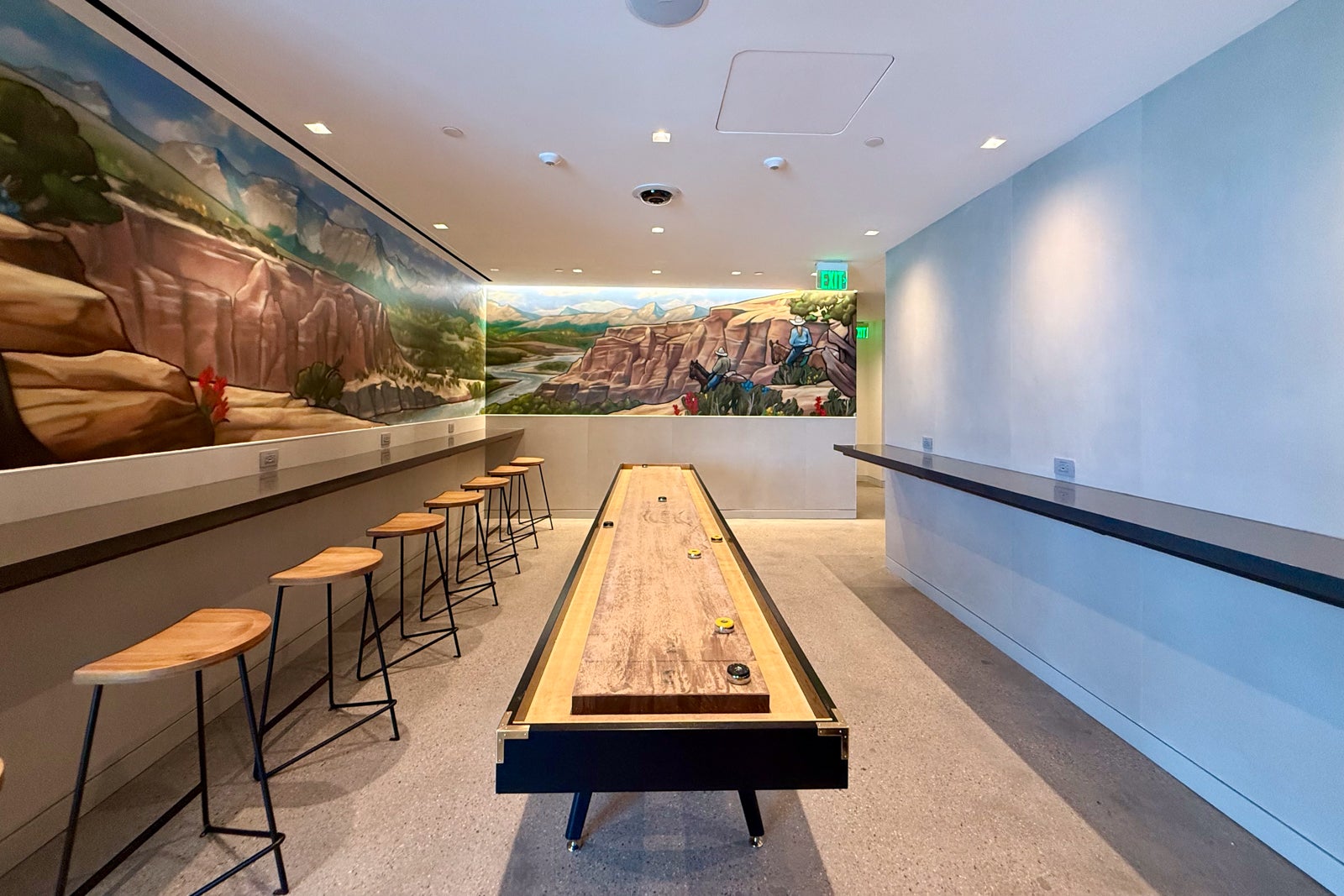 United Club Denver B West 16