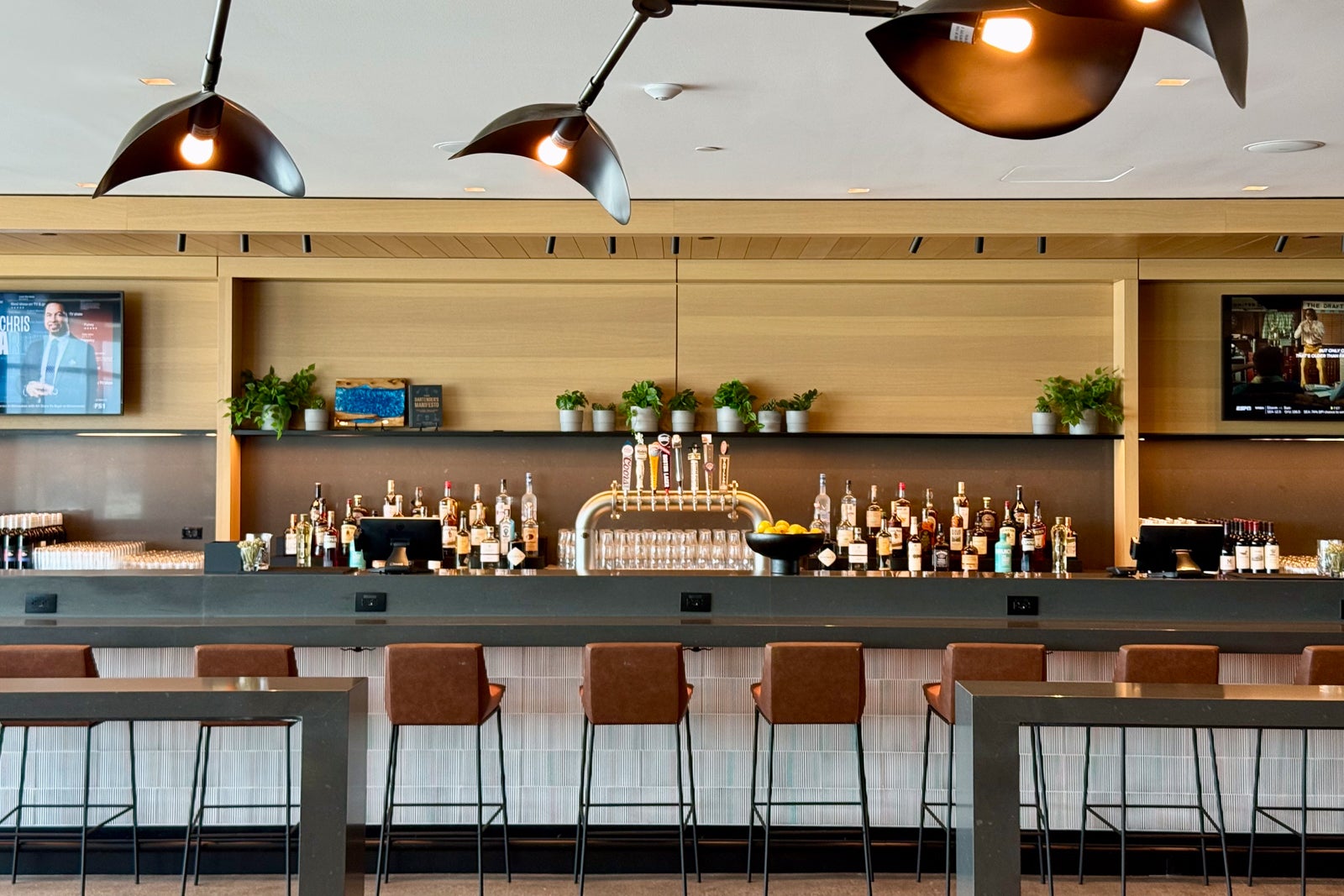United Airlines debuts massive new club in Denver United Club Denver B West 17