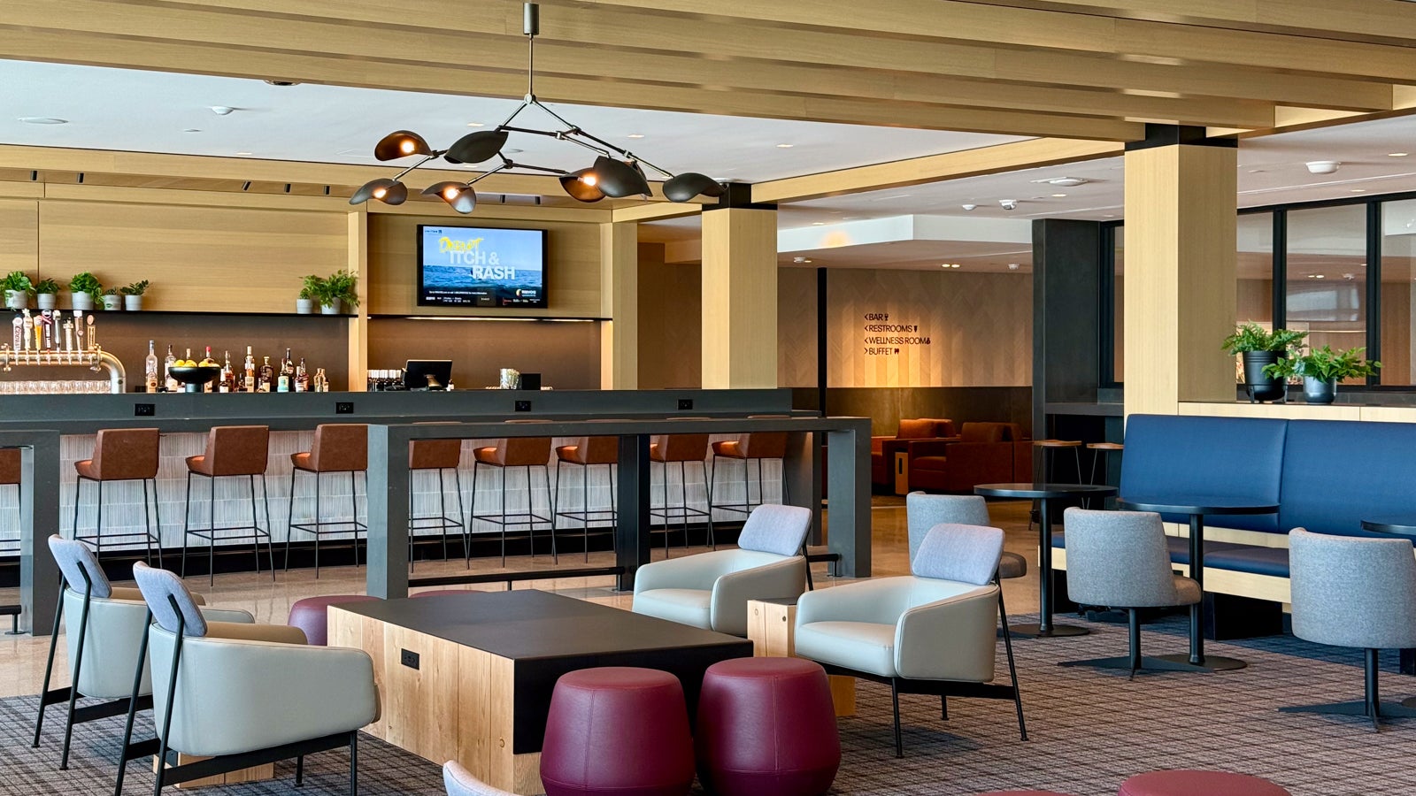 United Airlines debuts massive new club in Denver - The Points Guy