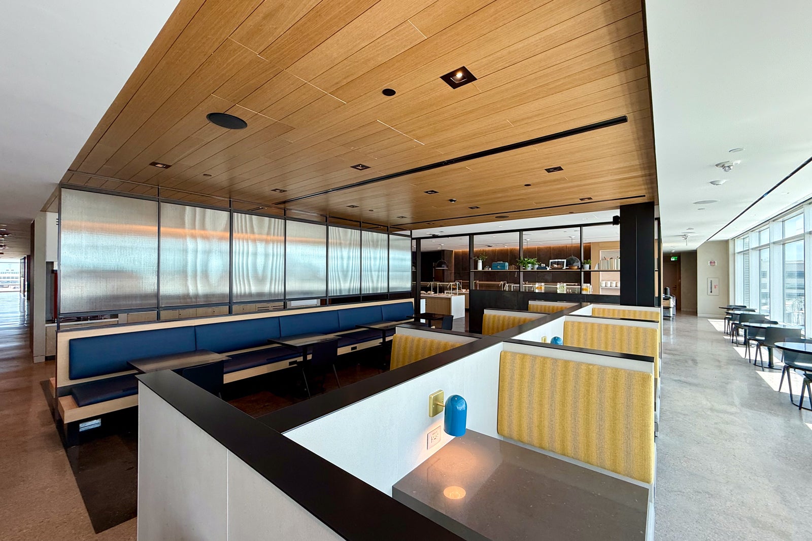 United Airlines debuts massive new club in Denver United Club Denver B West 27