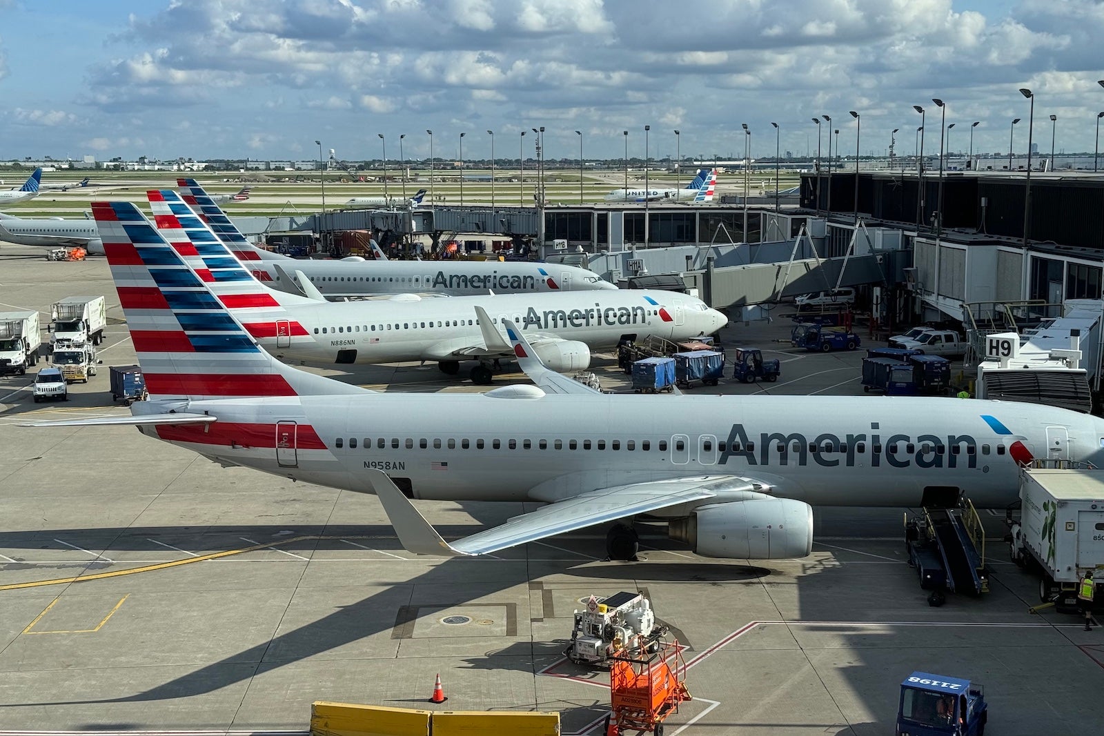 Why I've kept this American Airlines credit card in my wallet for years American Airlines planes parked at airport gates