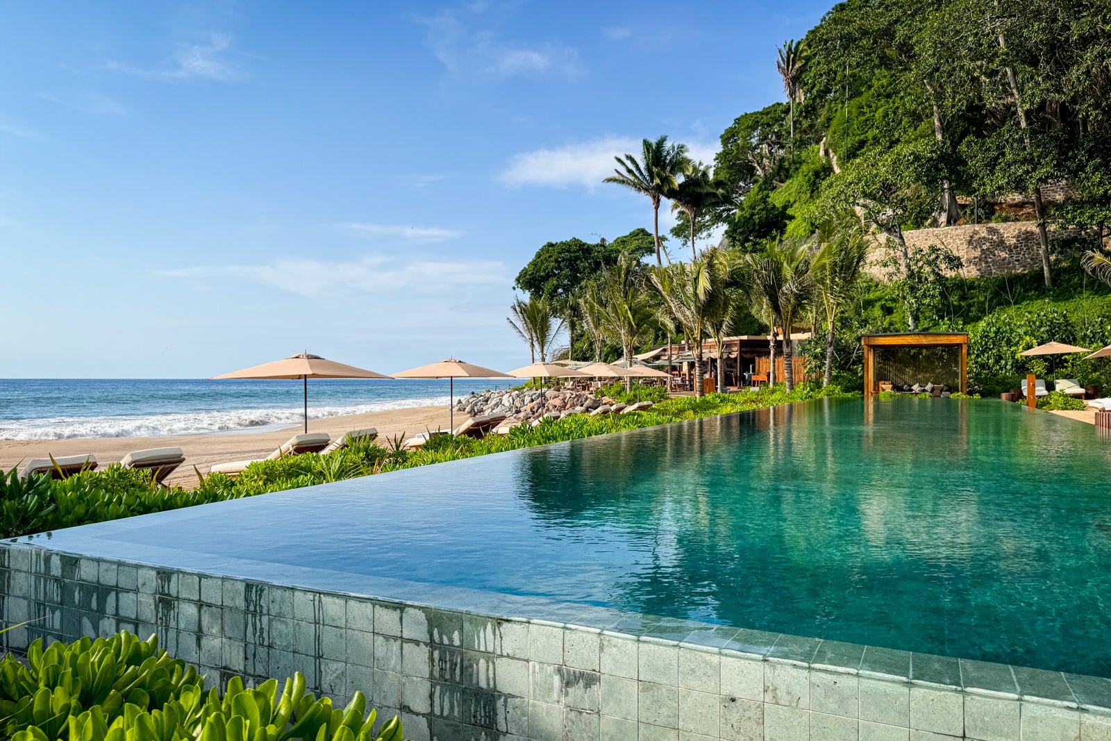 Rosewood Mandarina poolside and ocean view