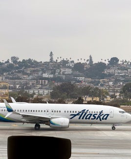 alaska airlines plane