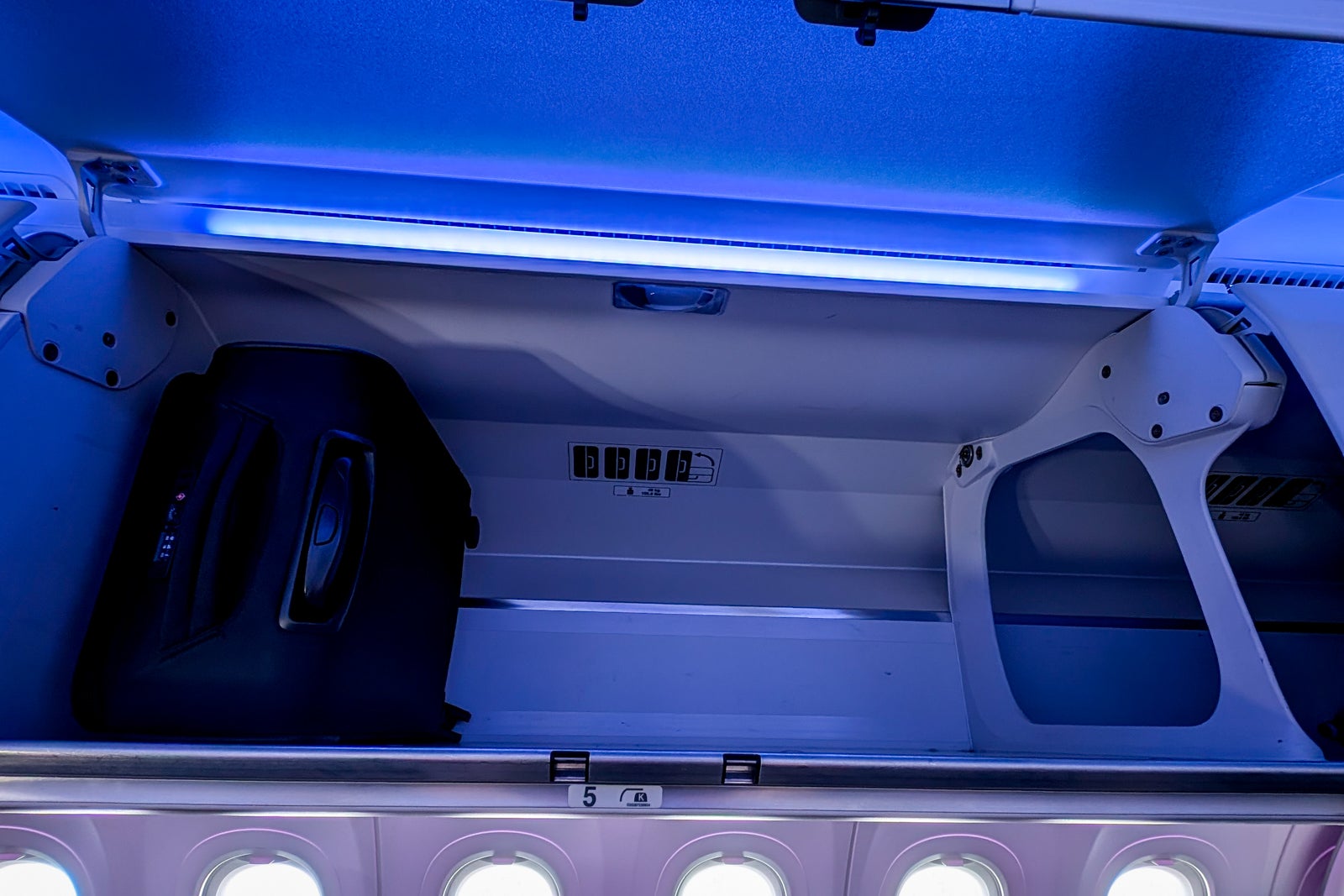 Aer Lingus A321XLR overhead bin