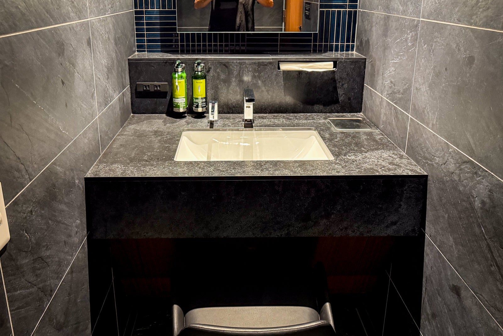 centurion lounge tokyo showers