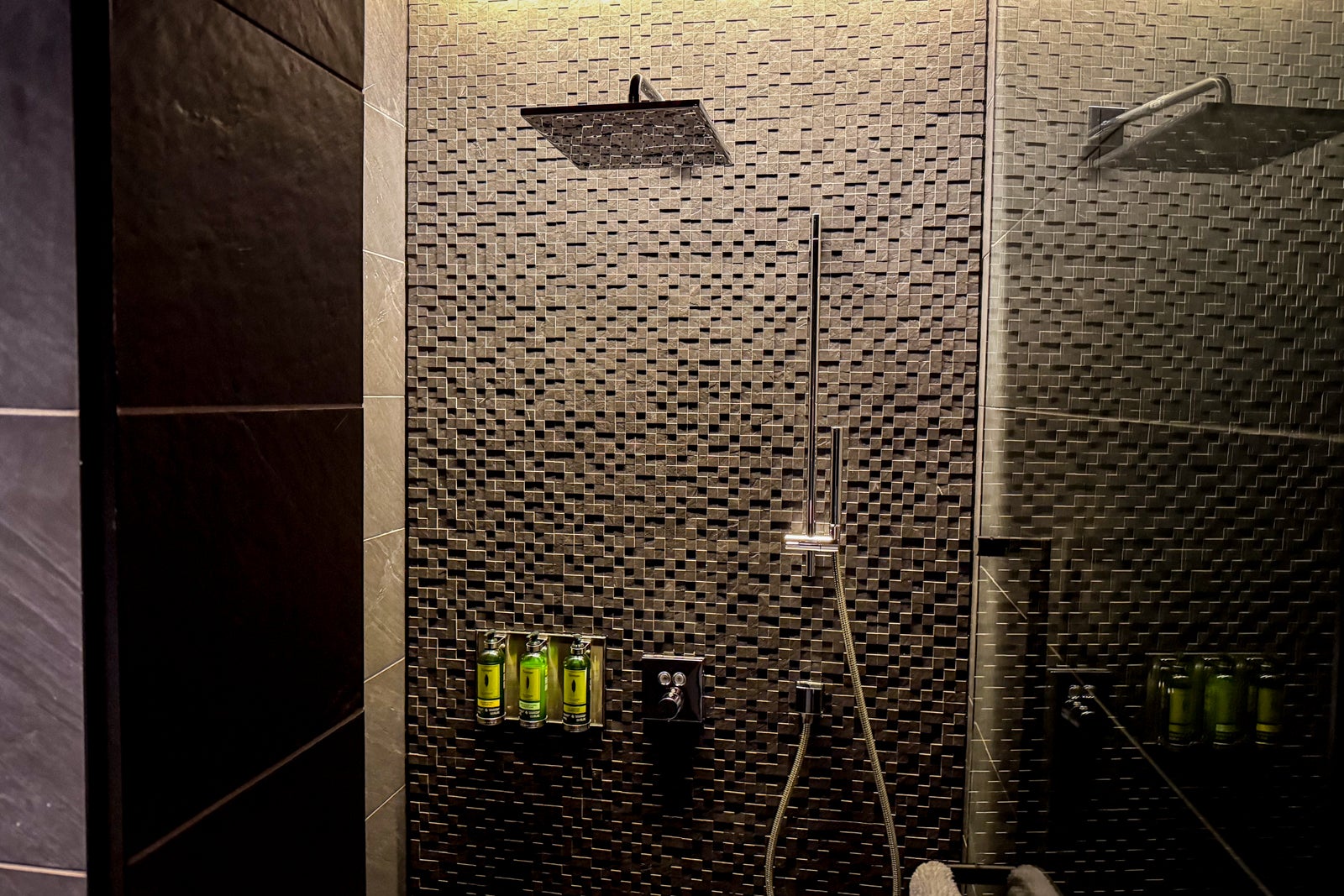 centurion lounge tokyo showers