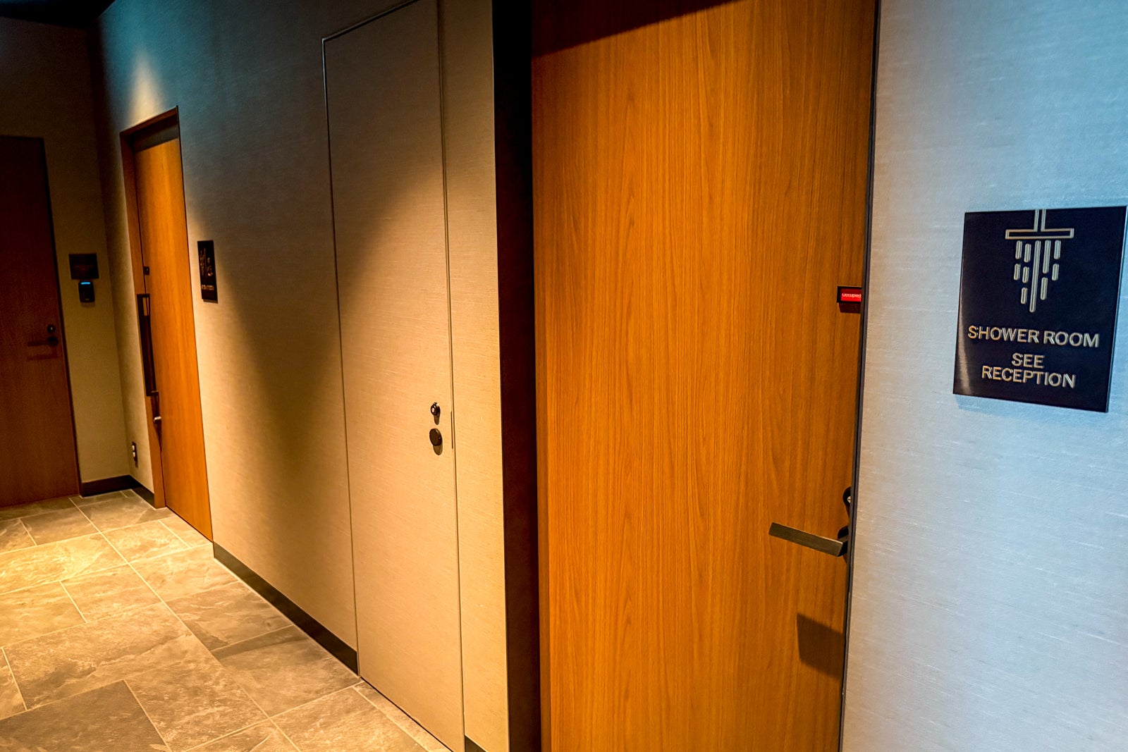 centurion lounge tokyo showers