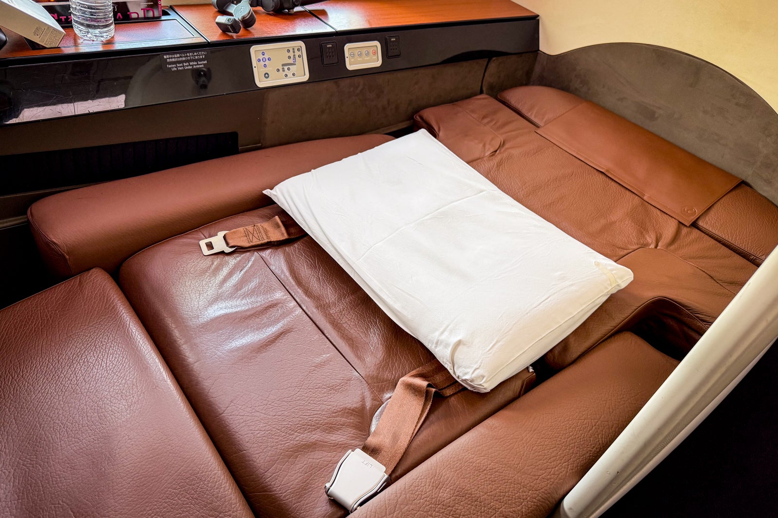 JAL first class cabin