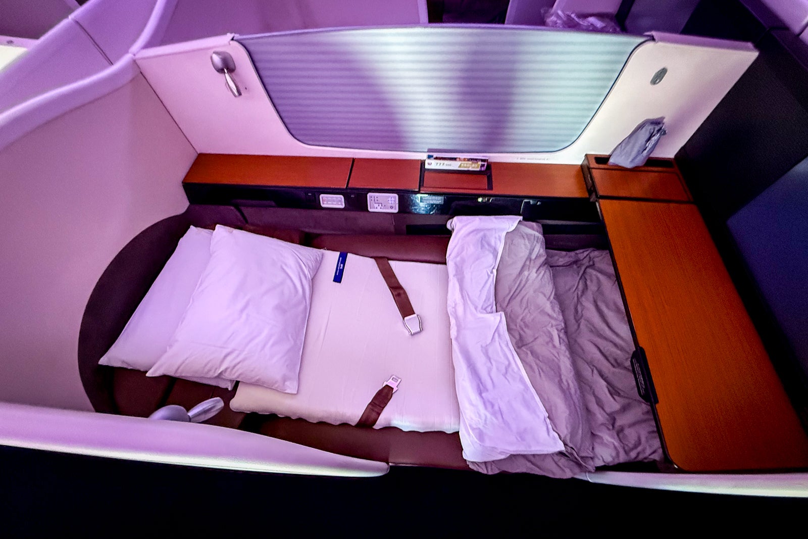 JAL first class cabin