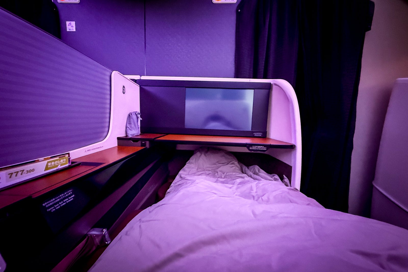 JAL first class cabin