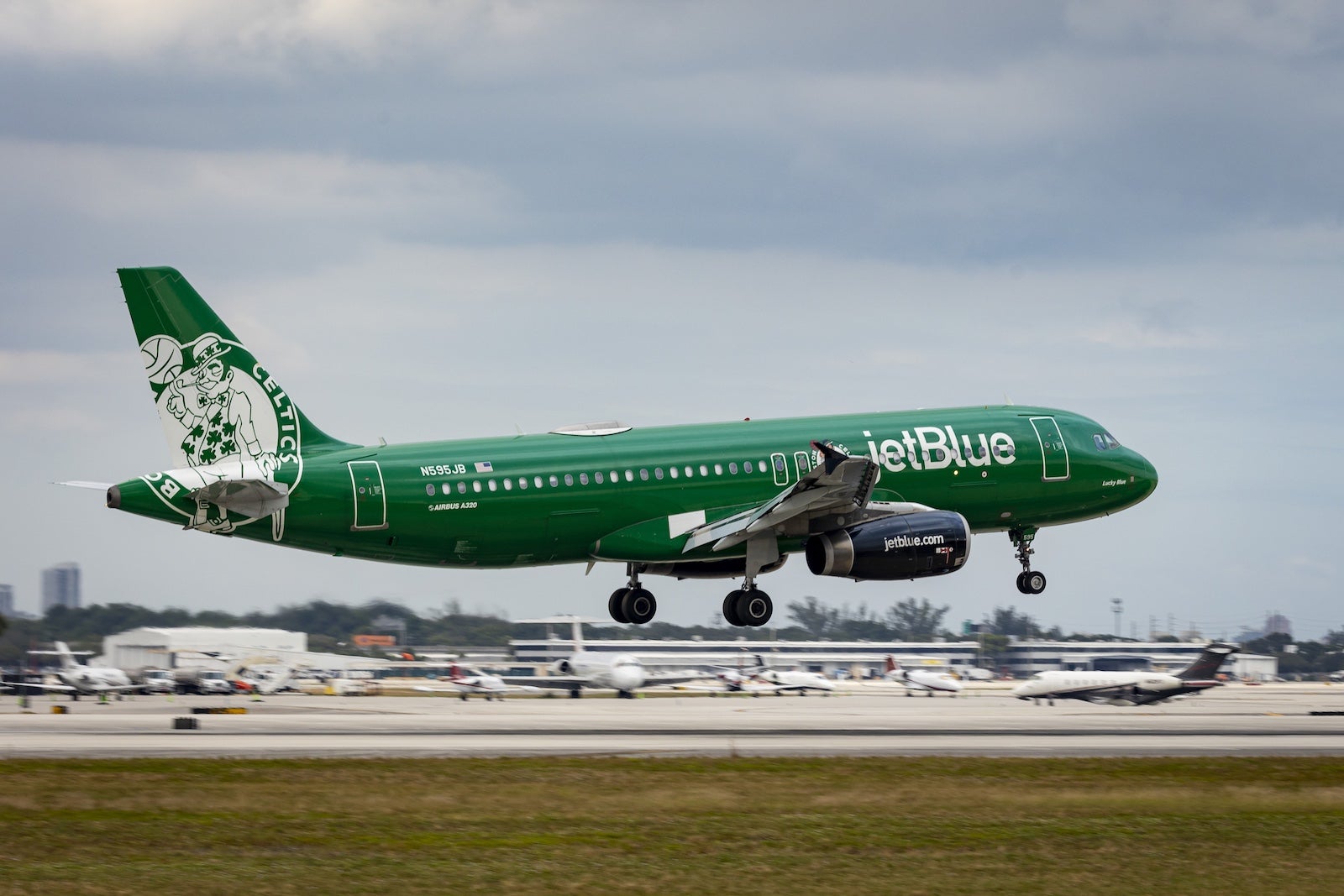 A JetBlue Airbus A320 with Boston Celtics livery takes off in Fort Lauderdale.