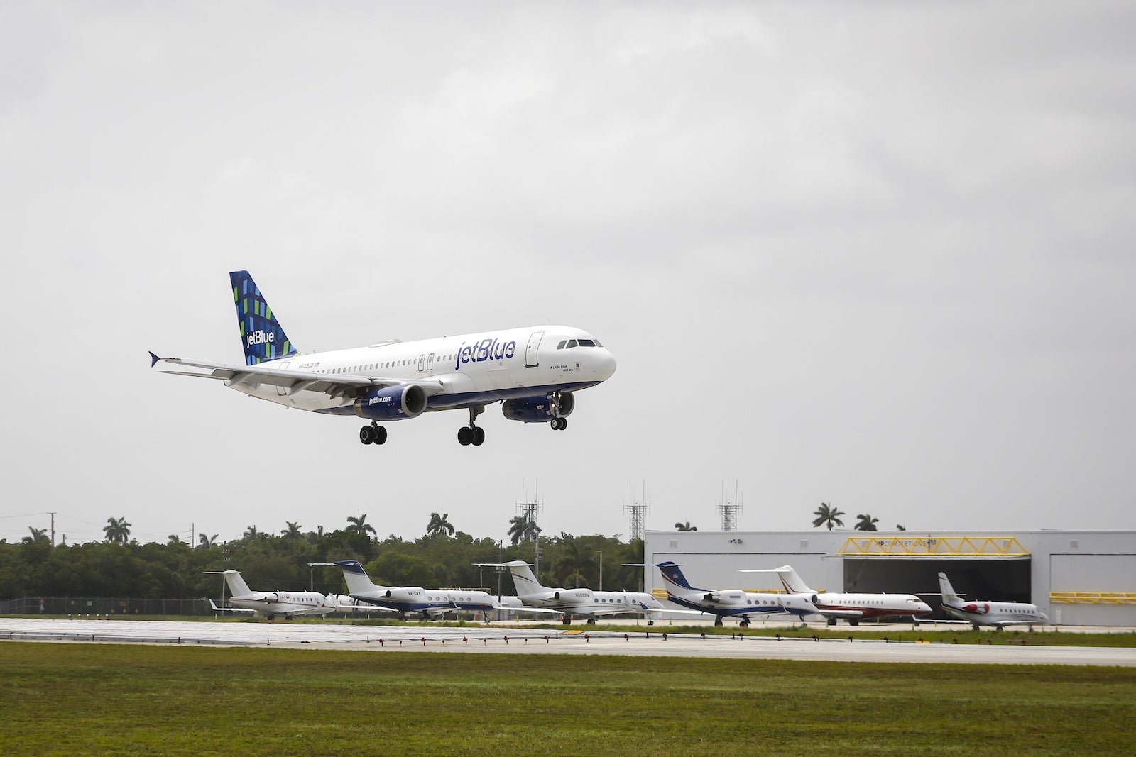 A JetBlue airplane lands at Fort Lauderdale-Hollywood International Airport (FLL)