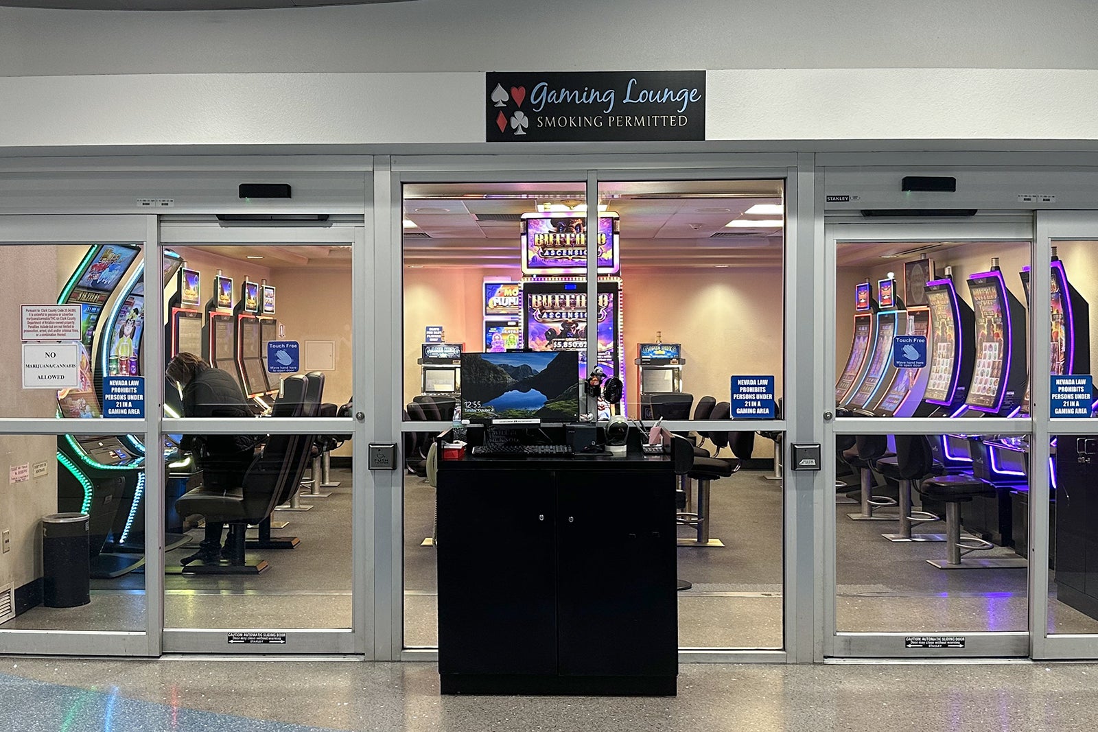 las vegas airport gaming lounge