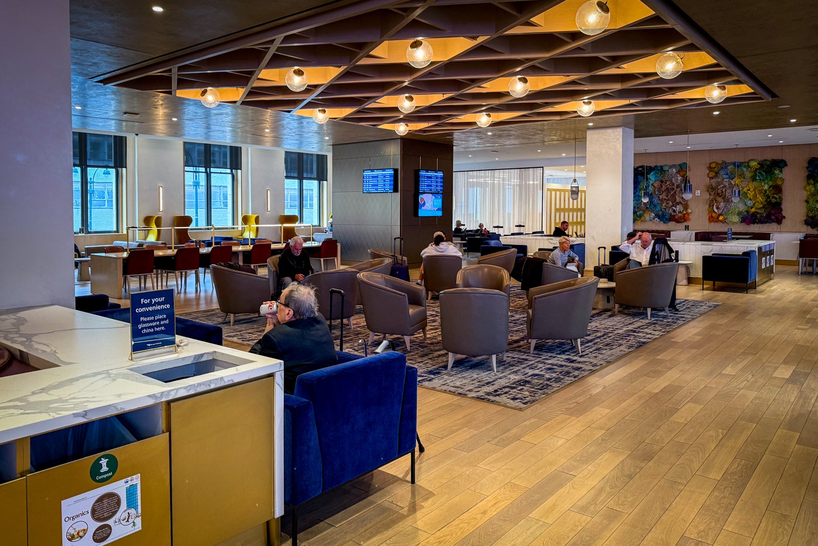 lounge moynihan train hall