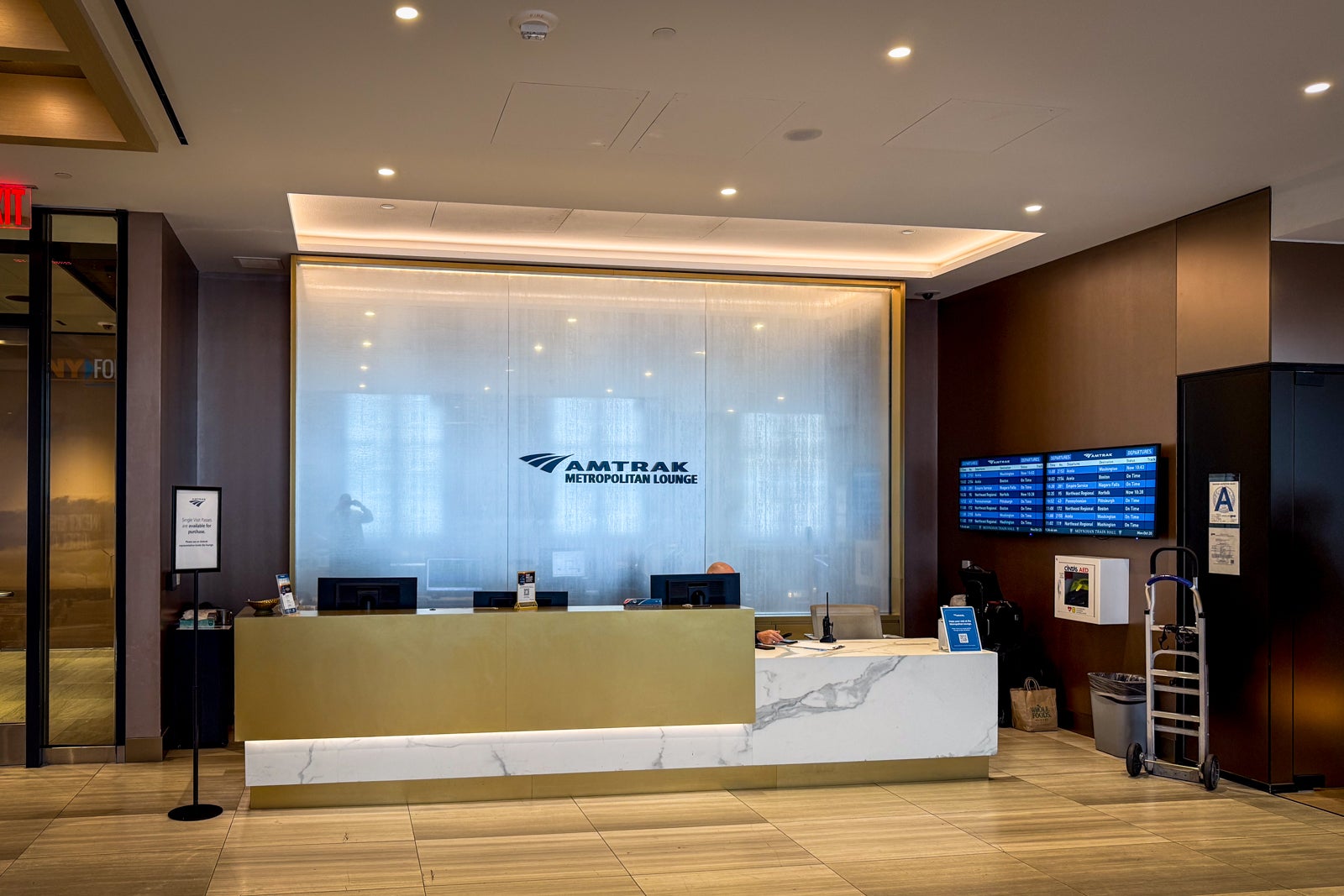 lounge moynihan train hall