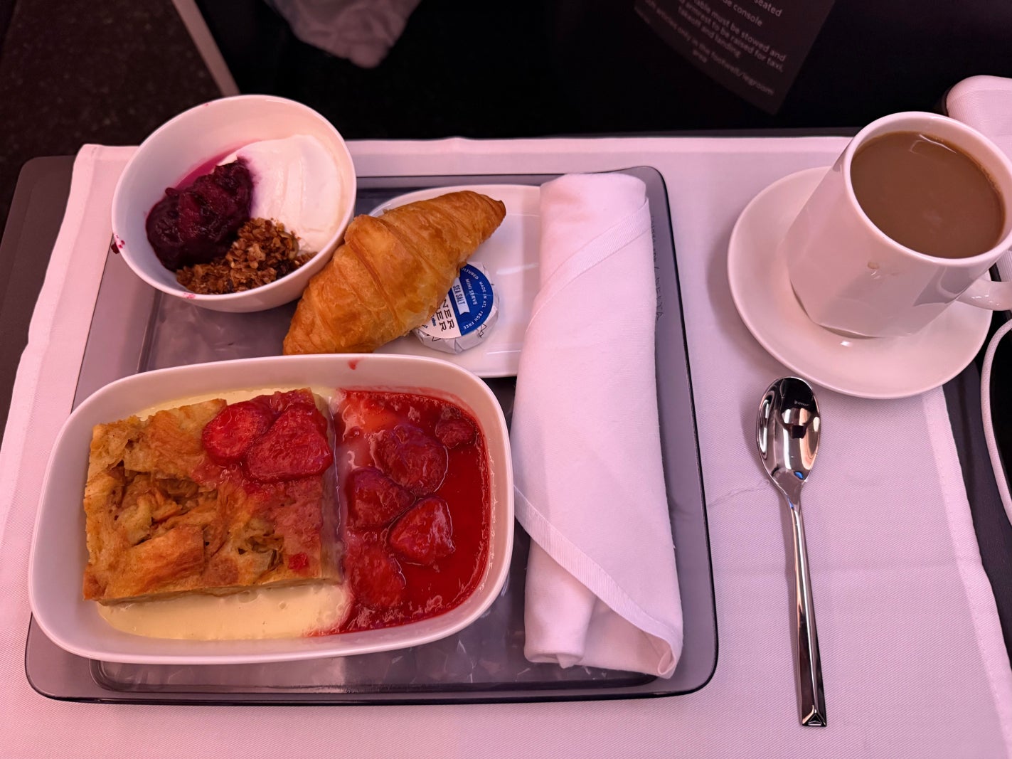 Breakfast on Delta 186. CLINT HENDERSON_THE POINTS GUY
